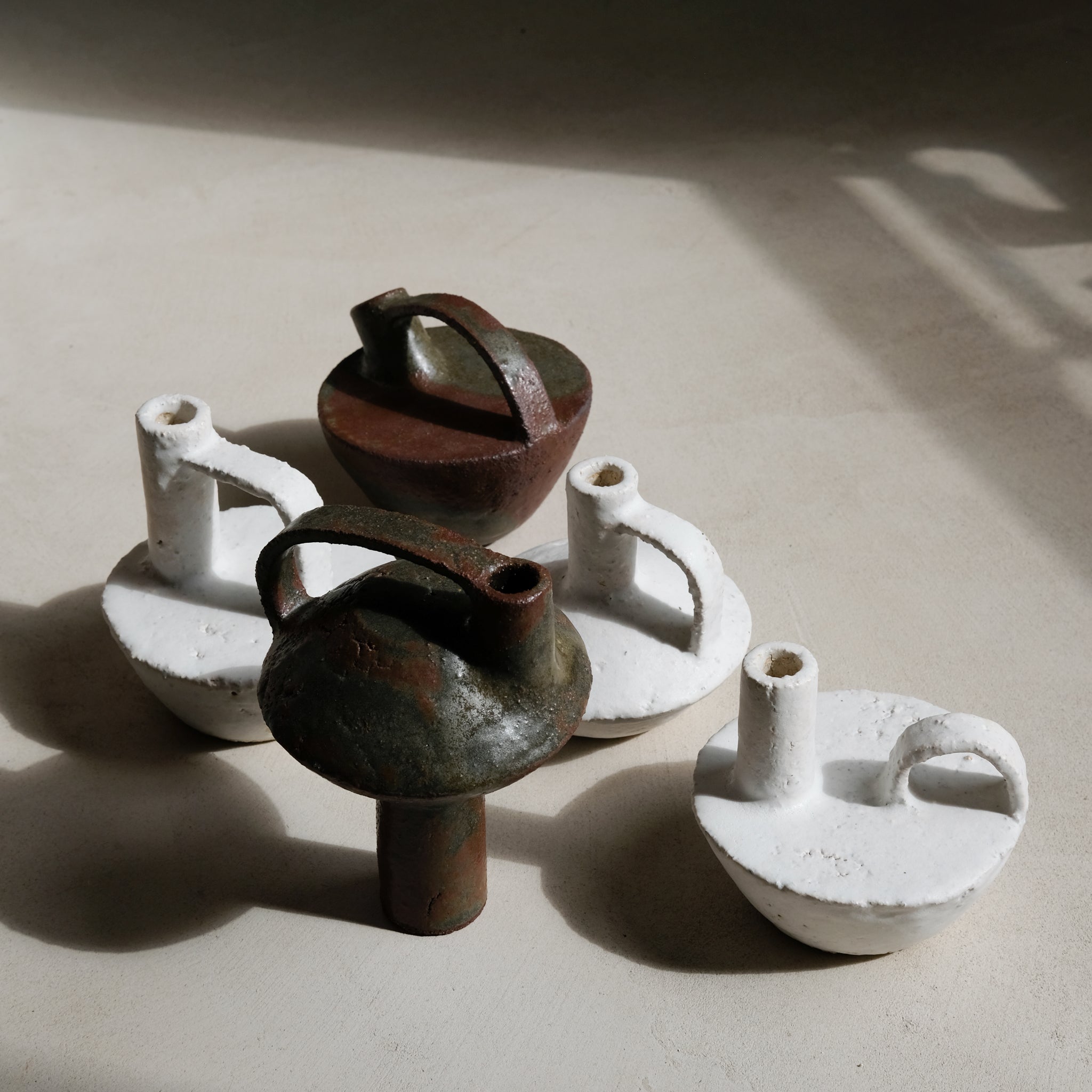 Bouteille soucoupe volante vert étang 023 de Catherine Dix Ceramics chez Brutal Ceramics