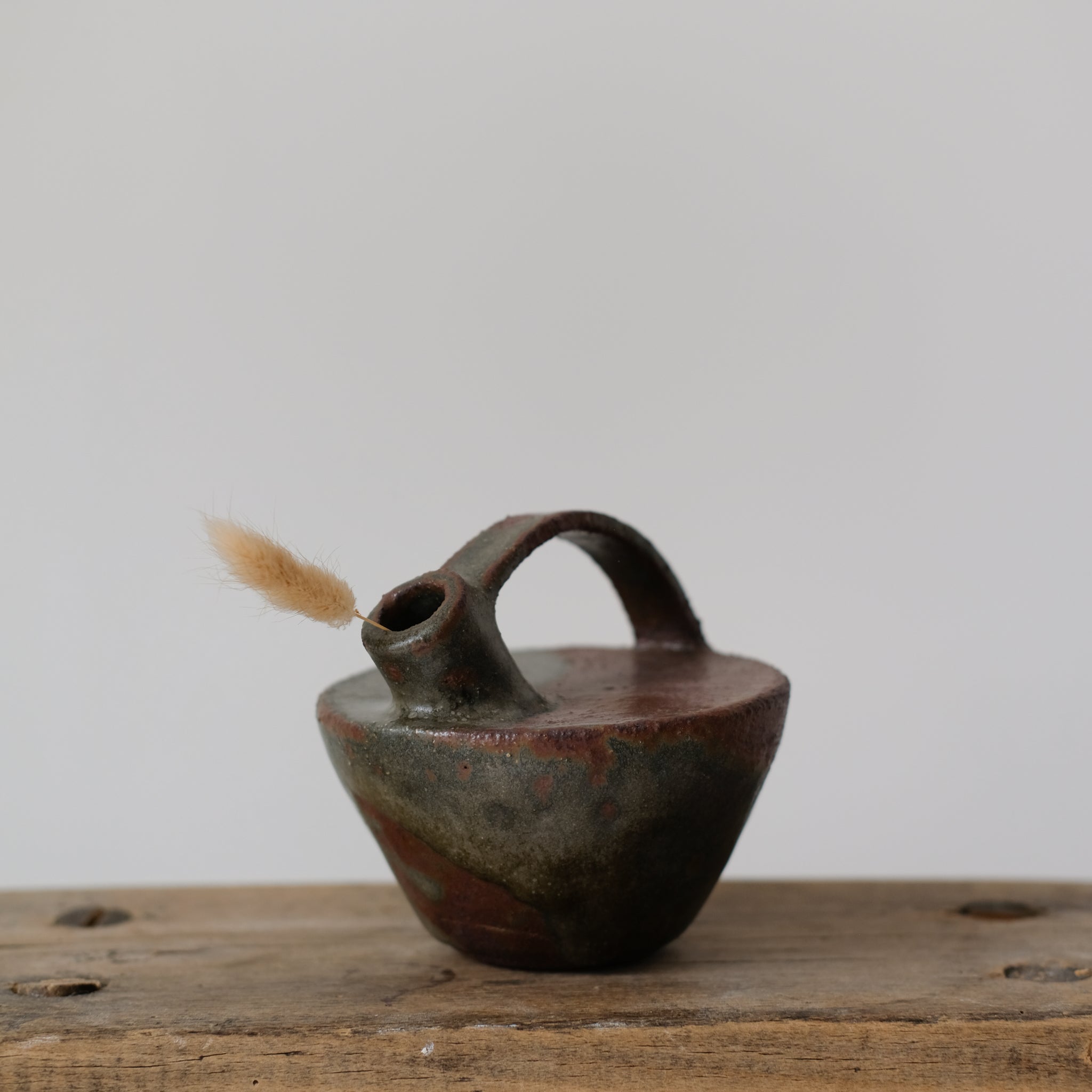 Bouteille vert étang 024 de Catherine Dix Ceramics chez Brutal