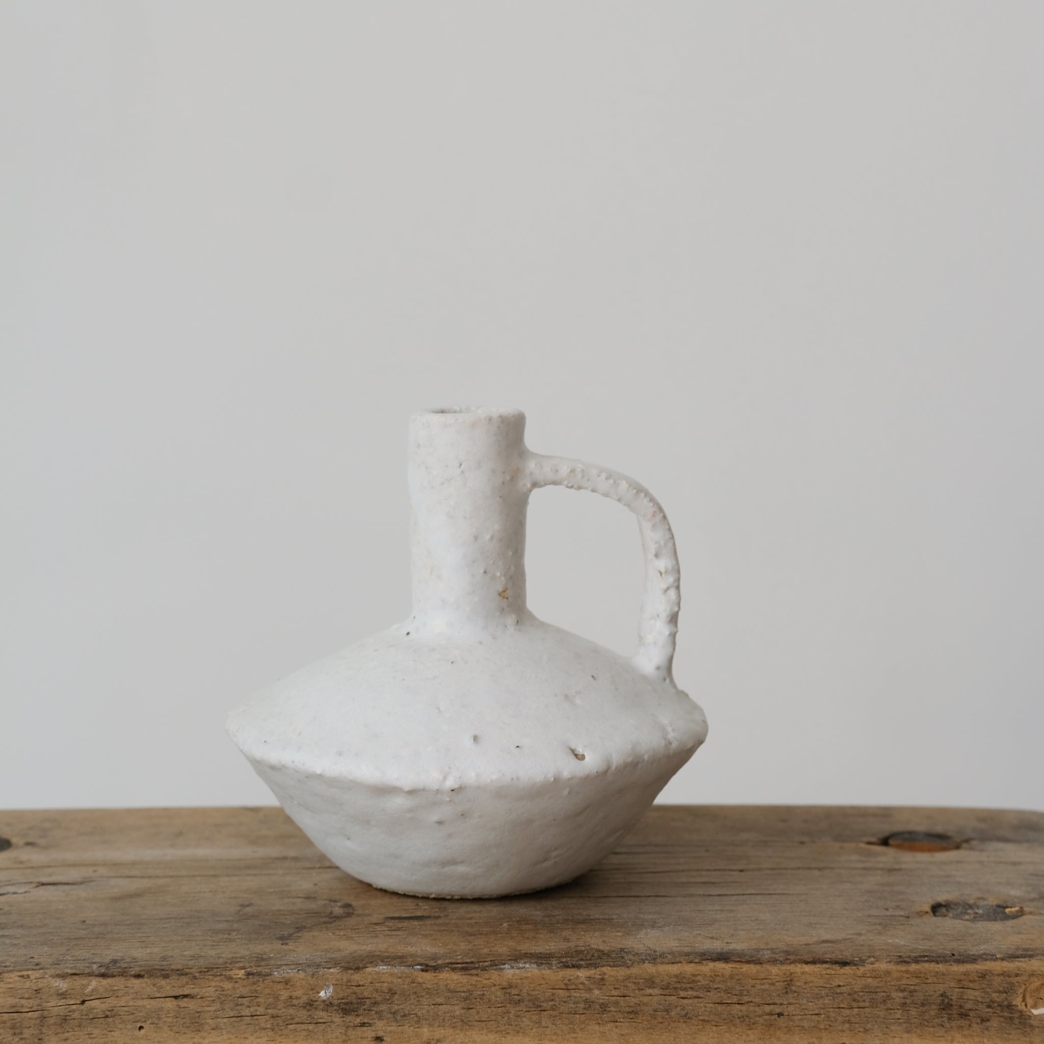 Bouteille en grès mortier 004 par Catherine Dix Chez Brutal Ceramics