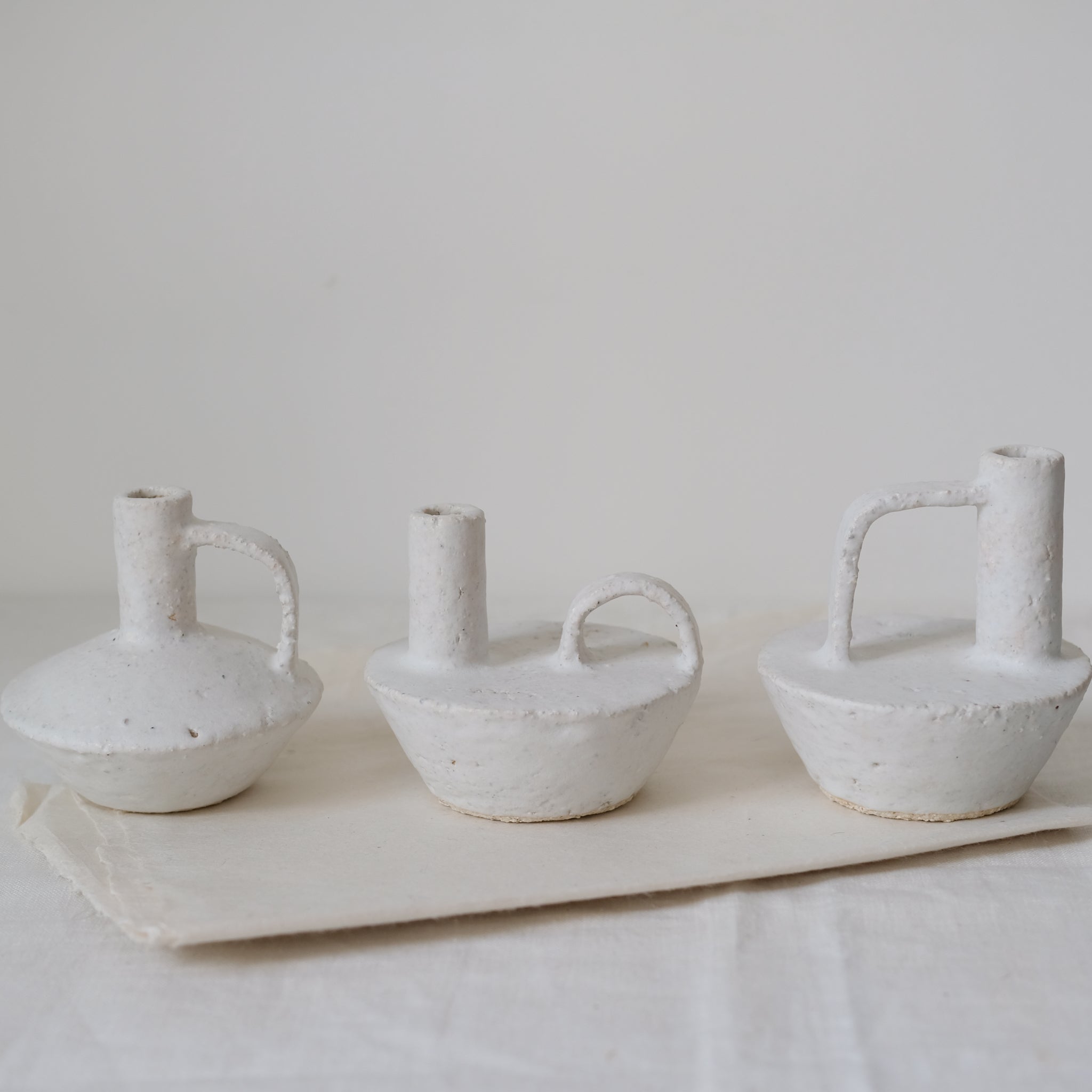 Bouteille en grès mortier 004 par Catherine Dix Chez Brutal Ceramics