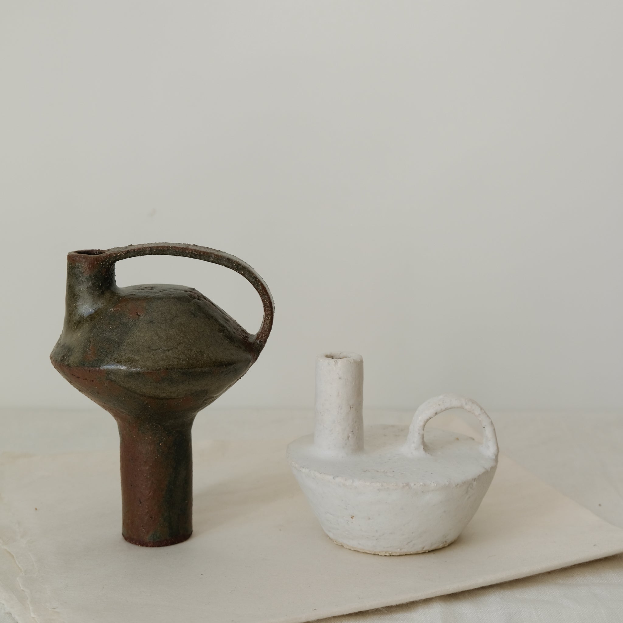 Bouteille soucoupe volante vert étang 023 de Catherine Dix Ceramics chez Brutal Ceramics