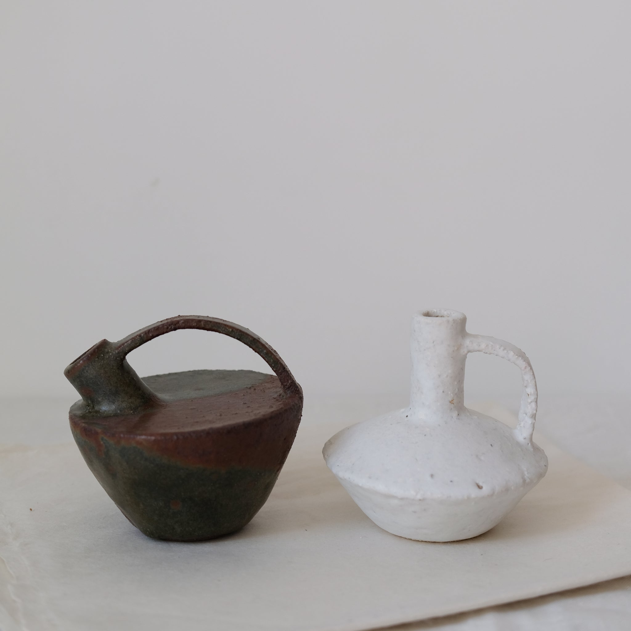 Bouteille vert étang 024 de Catherine Dix Ceramics chez Brutal