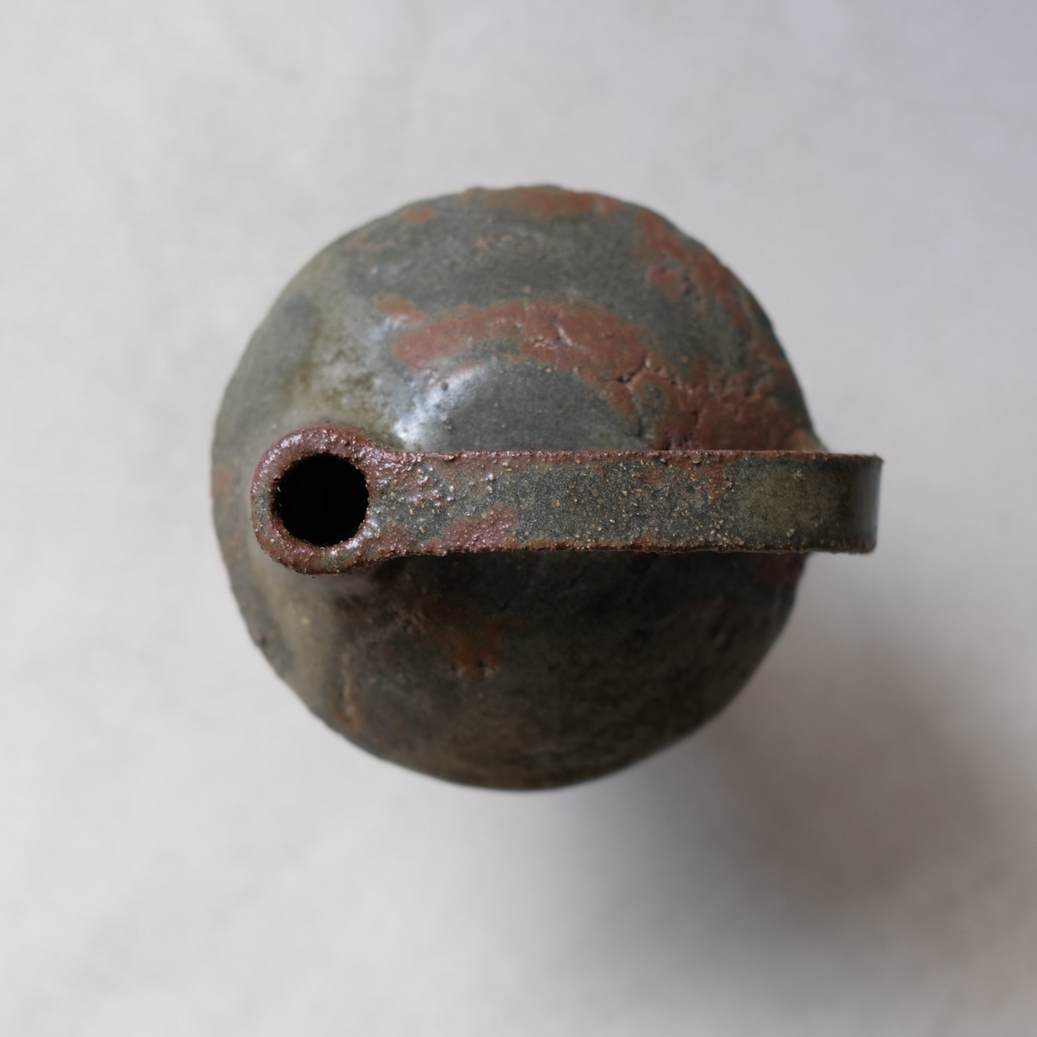 Bouteille soucoupe volante vert étang 023 de Catherine Dix Ceramics chez Brutal Ceramics