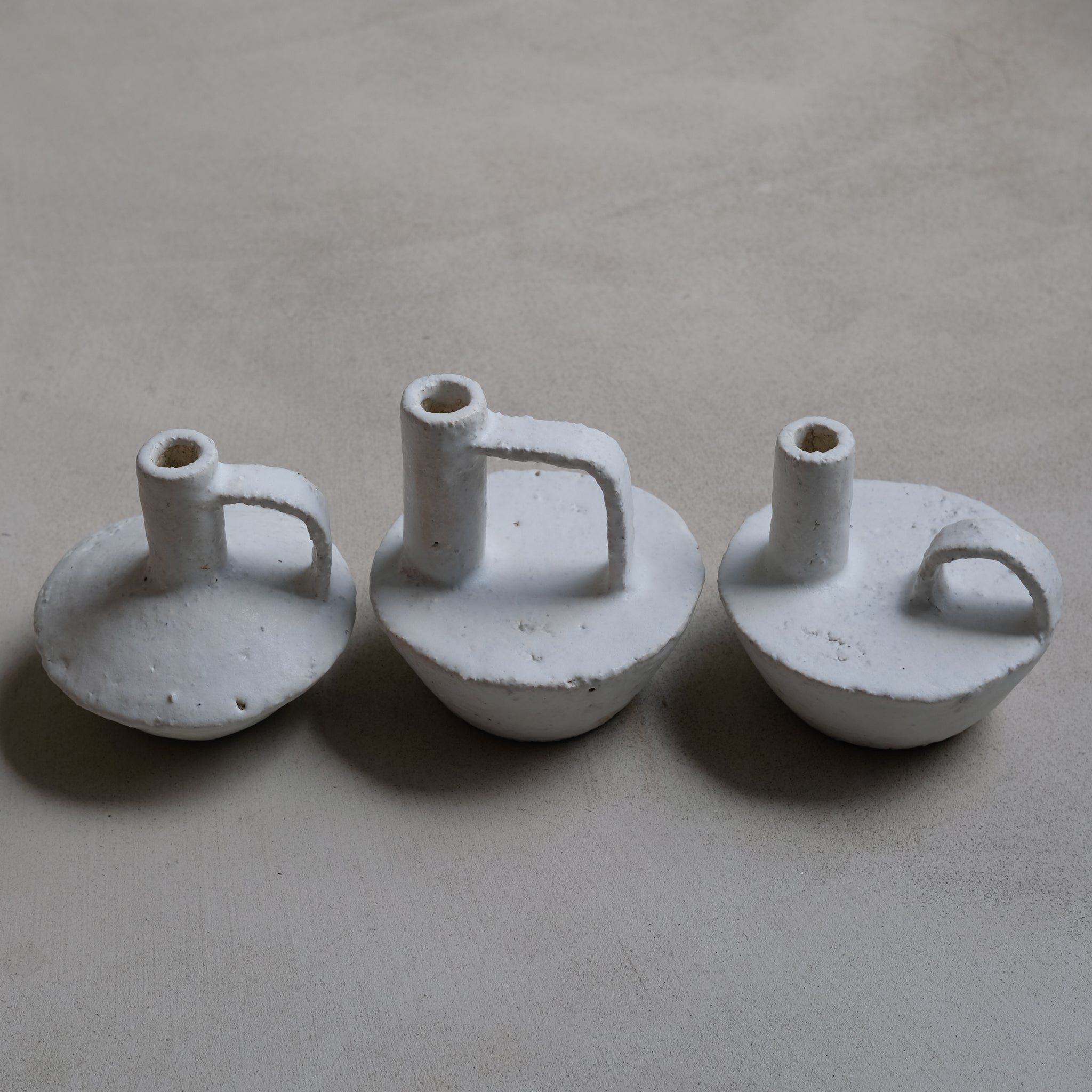Bouteille en grès mortier 004 par Catherine Dix Chez Brutal Ceramics
