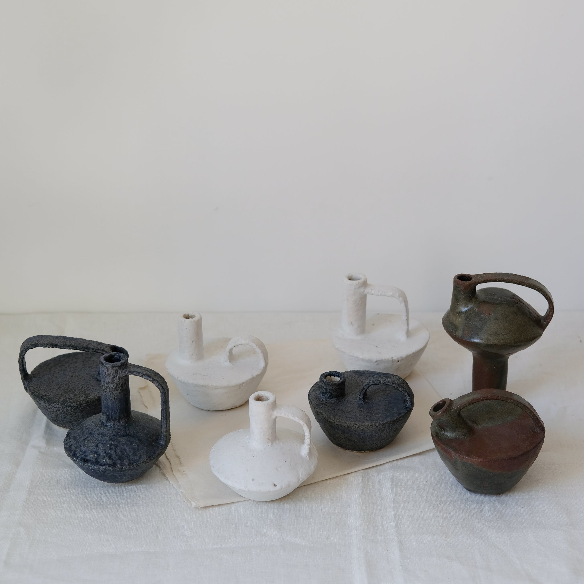 Bouteille en grès / bleu prune - 009 par Catherine Dix chez Brutal Ceramics