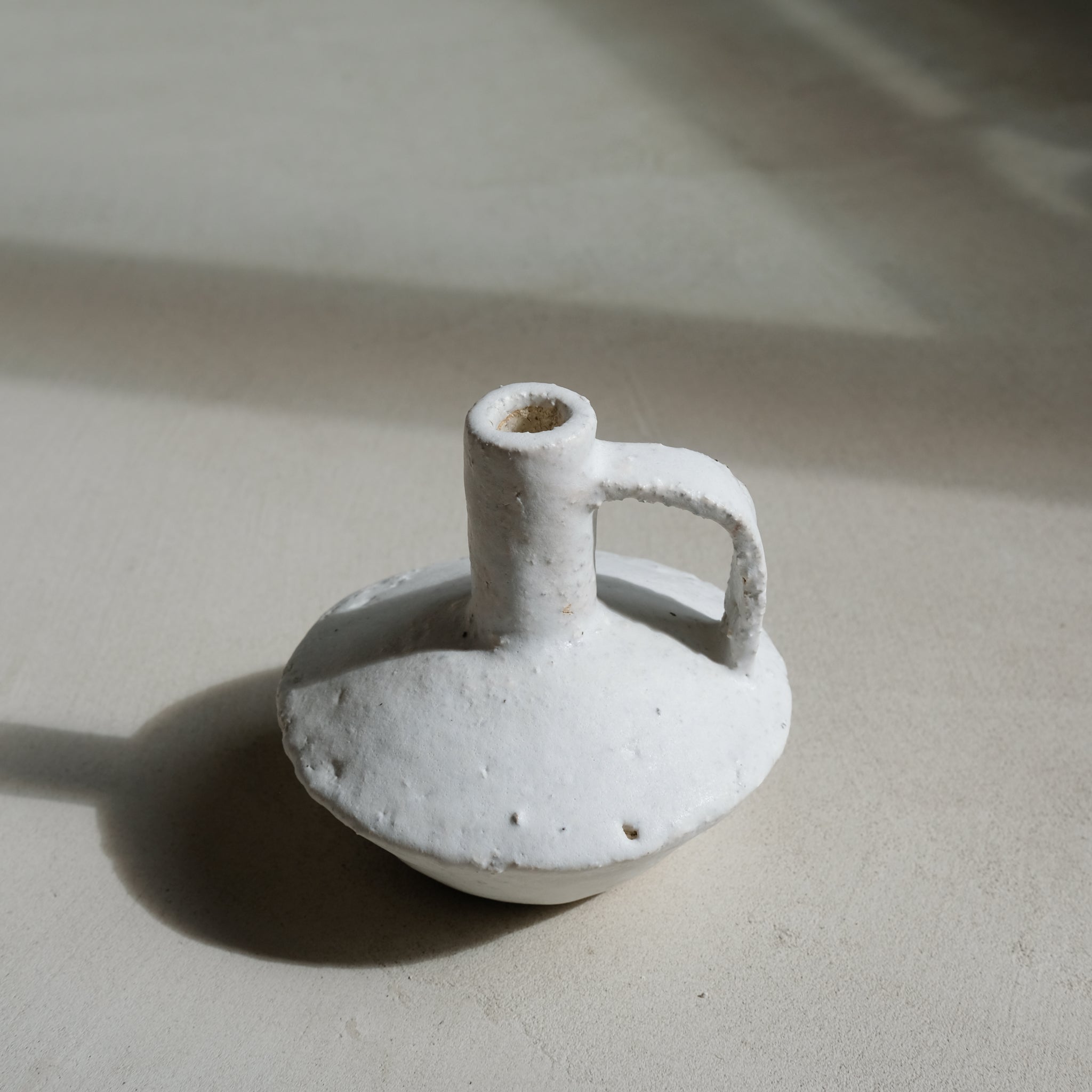 Bouteille en grès mortier 004 par Catherine Dix Chez Brutal Ceramics