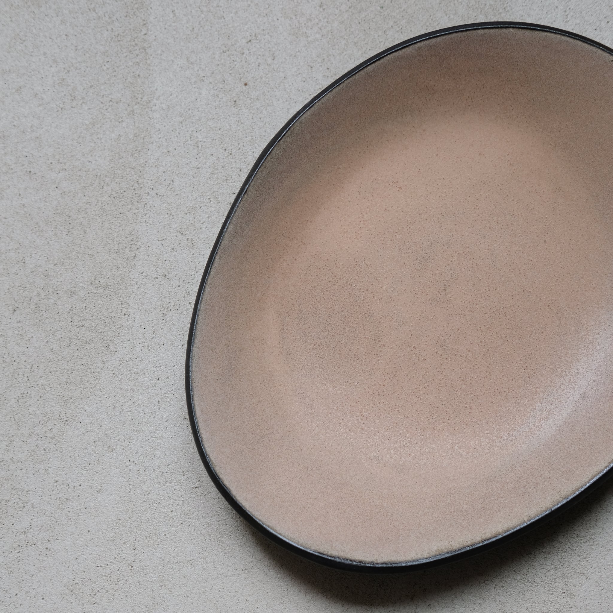 Assiette rose en grès noir L 21cm par Hana Karim chez Brutal Ceramics