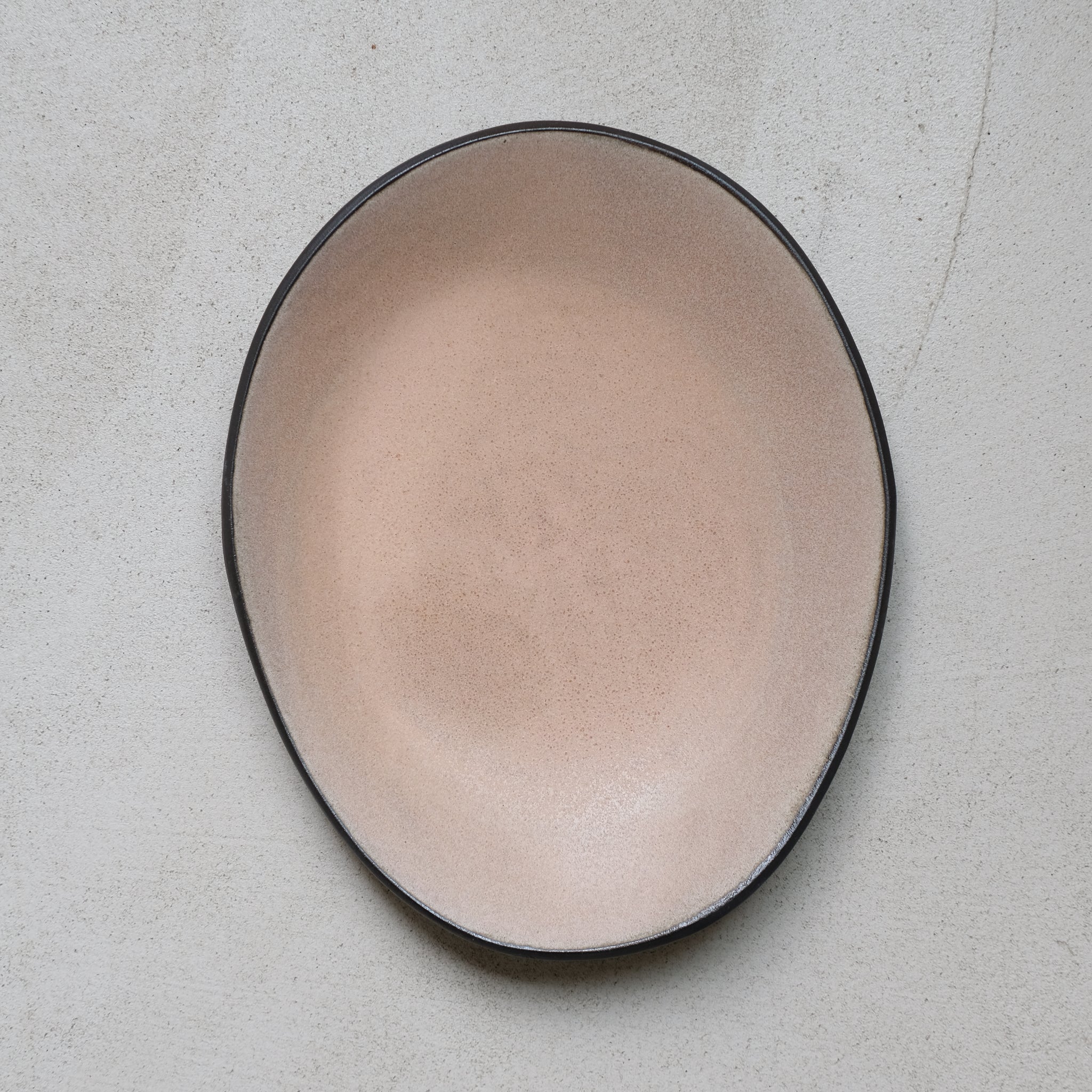 Assiette rose en grès noir L 21cm par Hana Karim chez Brutal Ceramics