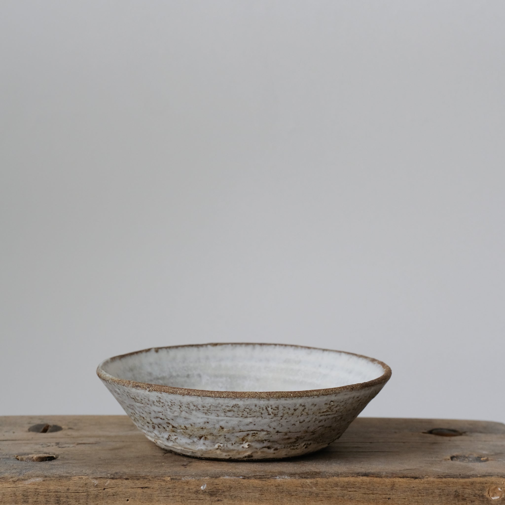 Assiette creuse faconnée par Jerome Hirson chez Brutal ceramics