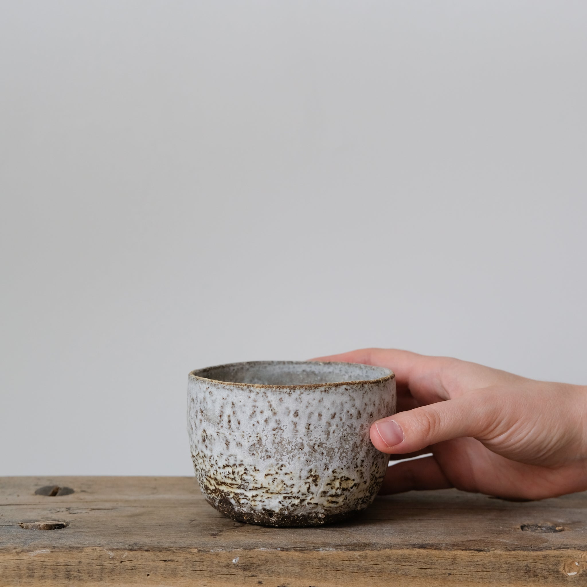 Tasse en grès 300ml par Jérome Hirson chez Brutal Ceramics