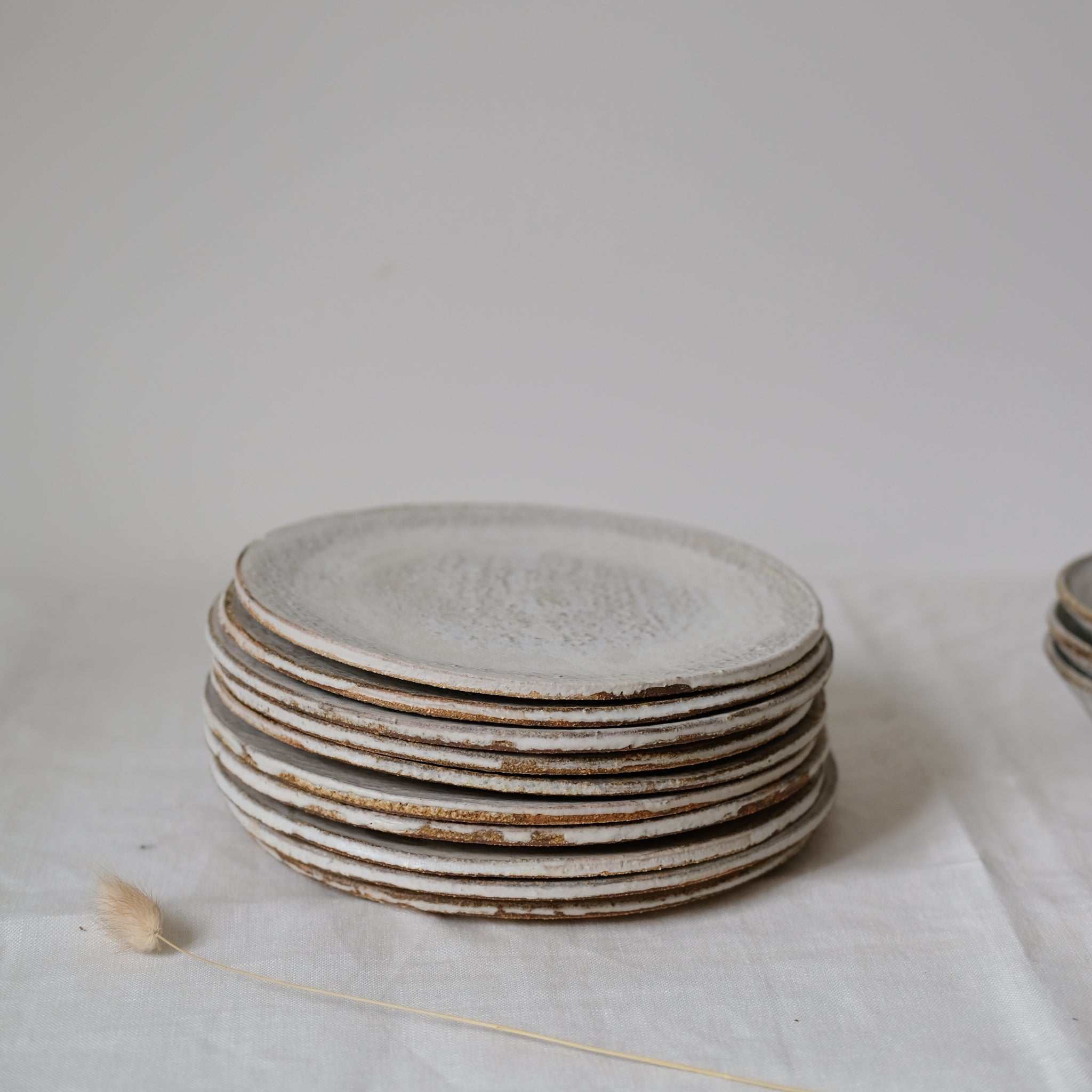 Assiette en grès roux, email blanc faconnée à la main par le céramiste Jérome Hirson pour Brutal Ceramics
