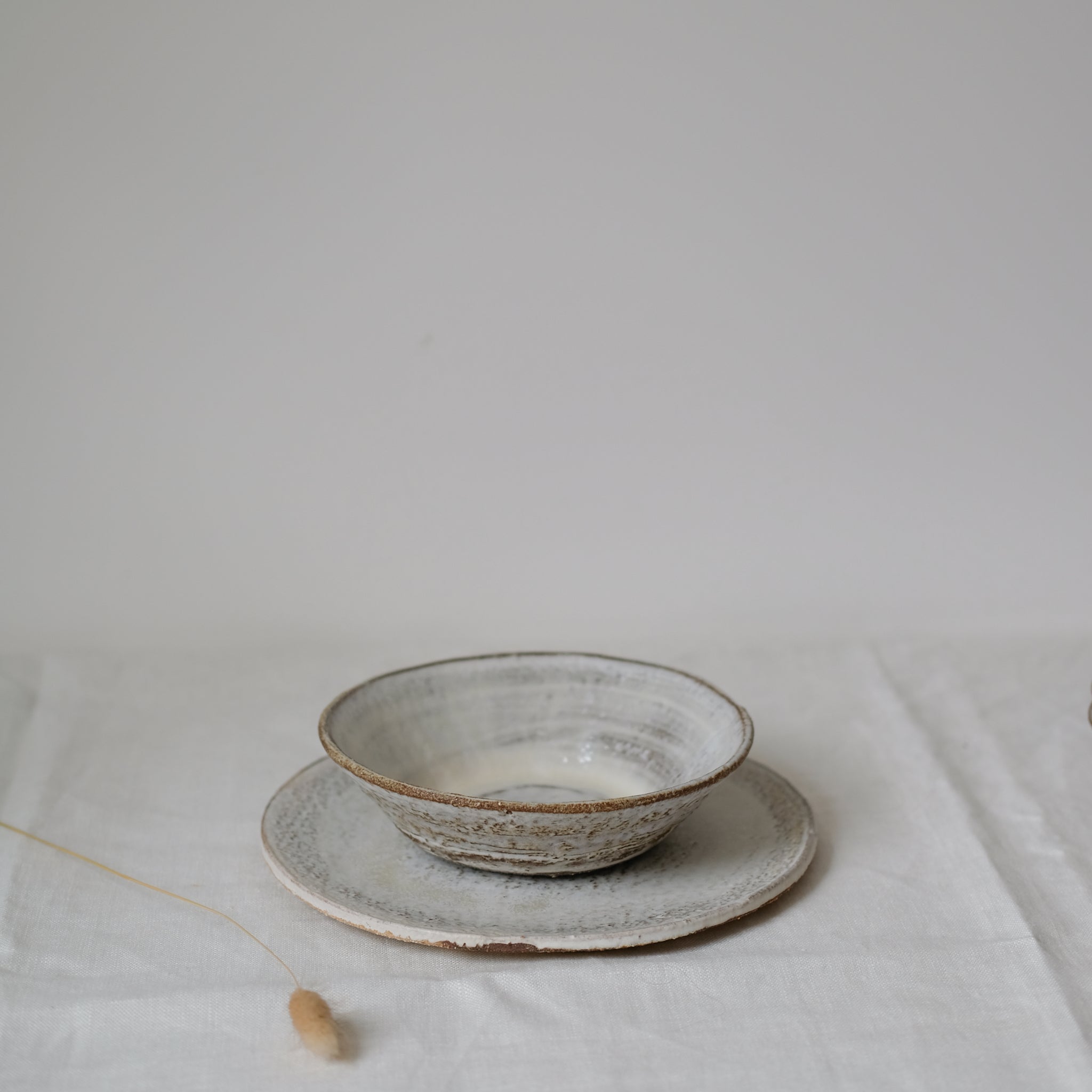 Assiette creuse faconnée par Jerome Hirson chez Brutal ceramics