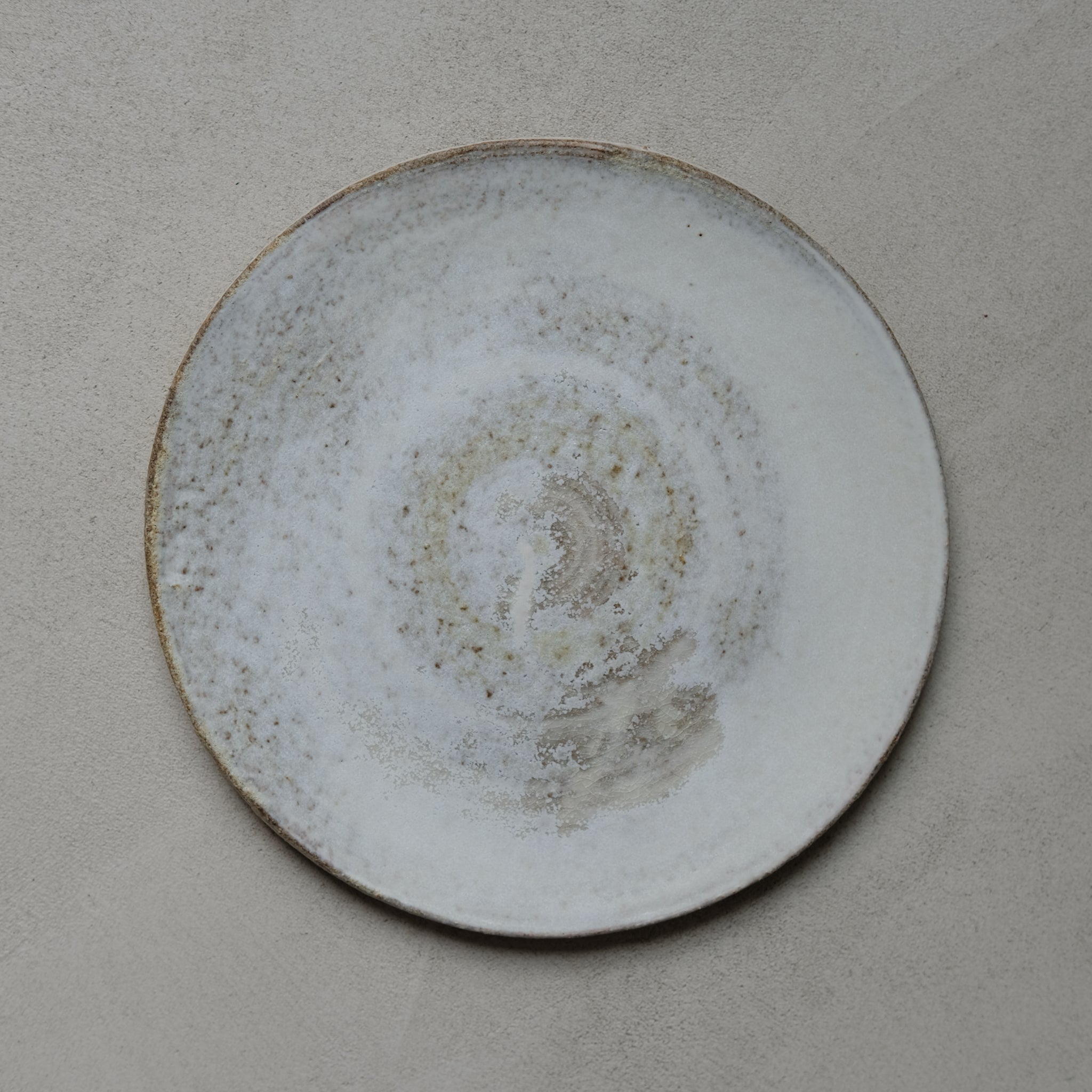 Assiette en grès roux, email blanc faconnée à la main par le céramiste Jérome Hirson pour Brutal Ceramics