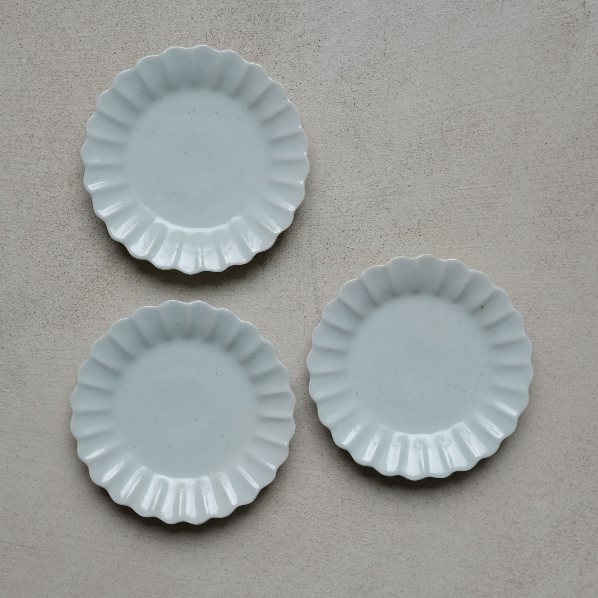Assiette en porcelaine D 11cm Chrysanthème par Kihara chez Brutal Ceramics
