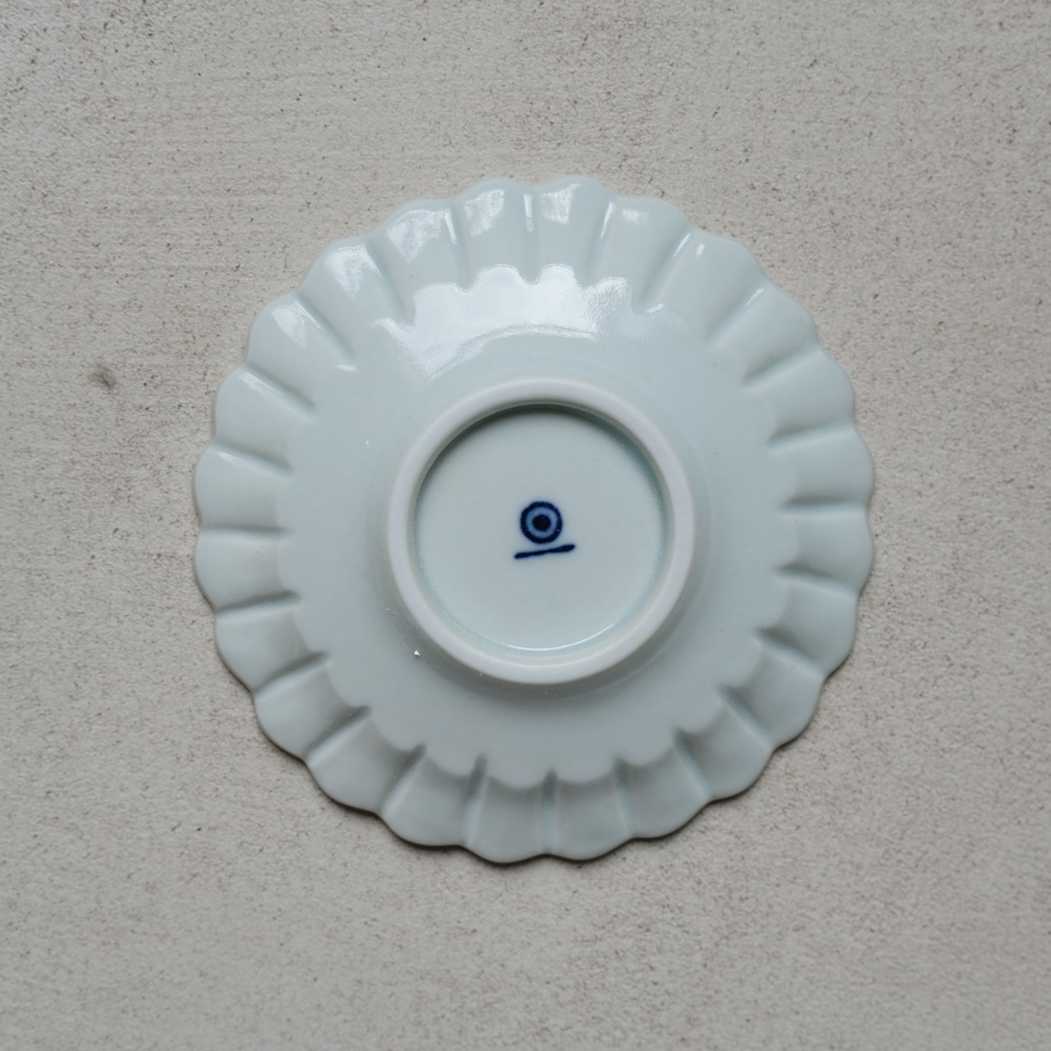 Assiette en porcelaine D 11cm Chrysanthème par Kihara chez Brutal Ceramics