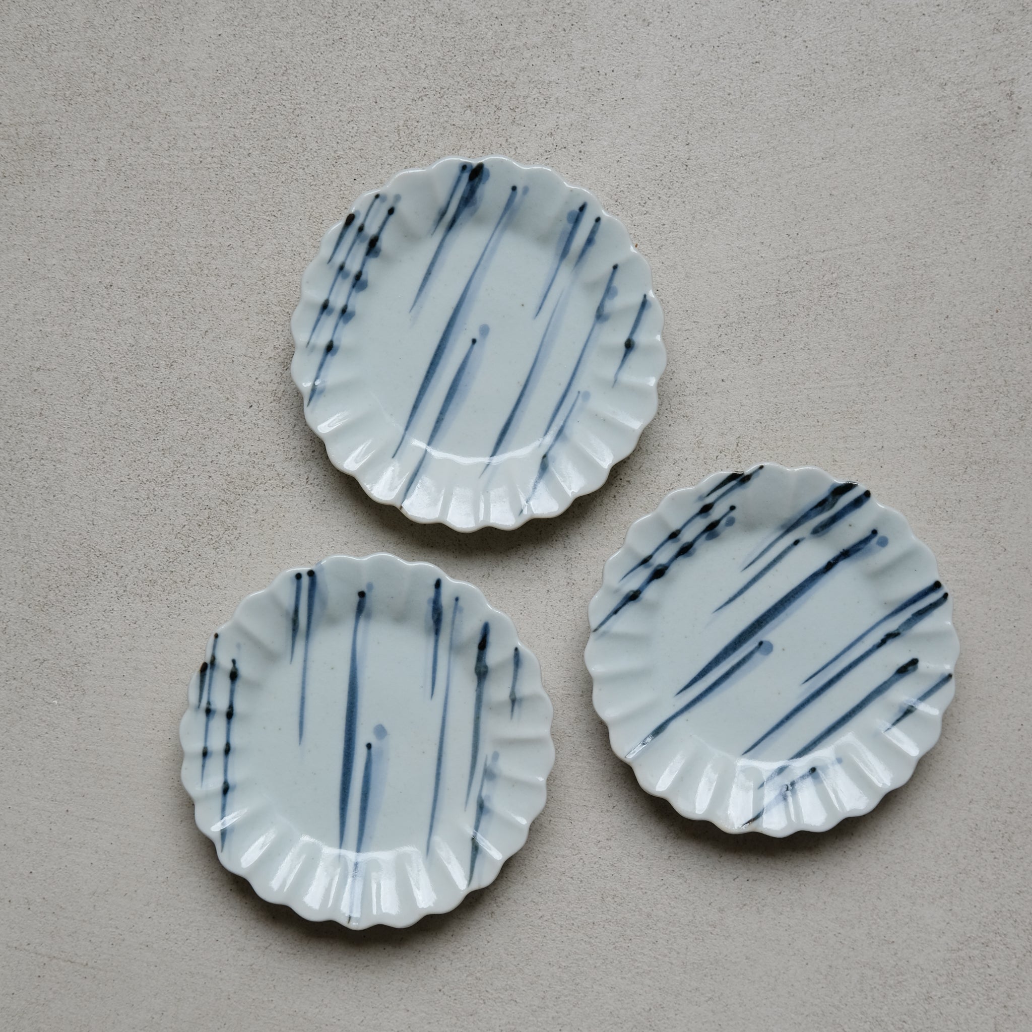Assiette peinte à la main 'lignes" D 11cm Chrysanthème par Kihara chez Brutal Ceramics