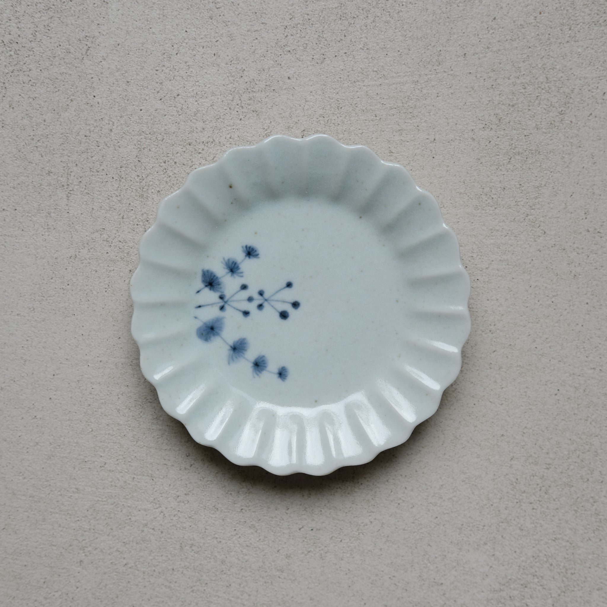 Assiette peinte à la main 'branches" D 11cm Chrysanthème par Kihara chez Brutal Ceramics