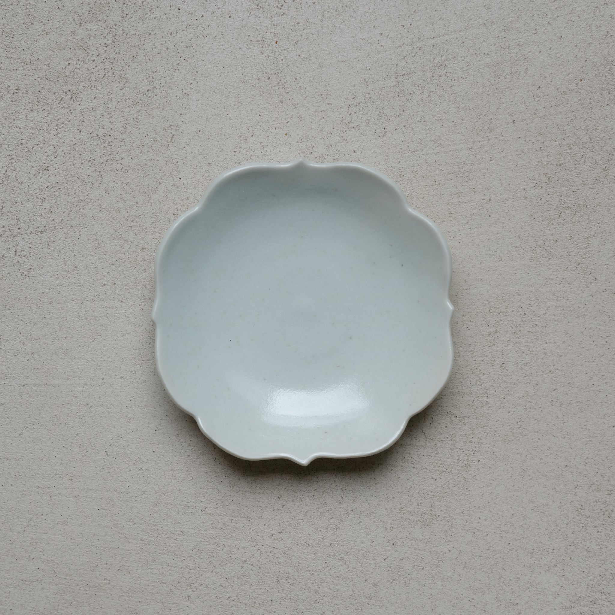 Assiette en porcelaine octogonale D 11cm par Kihara chez Brutal Ceramics