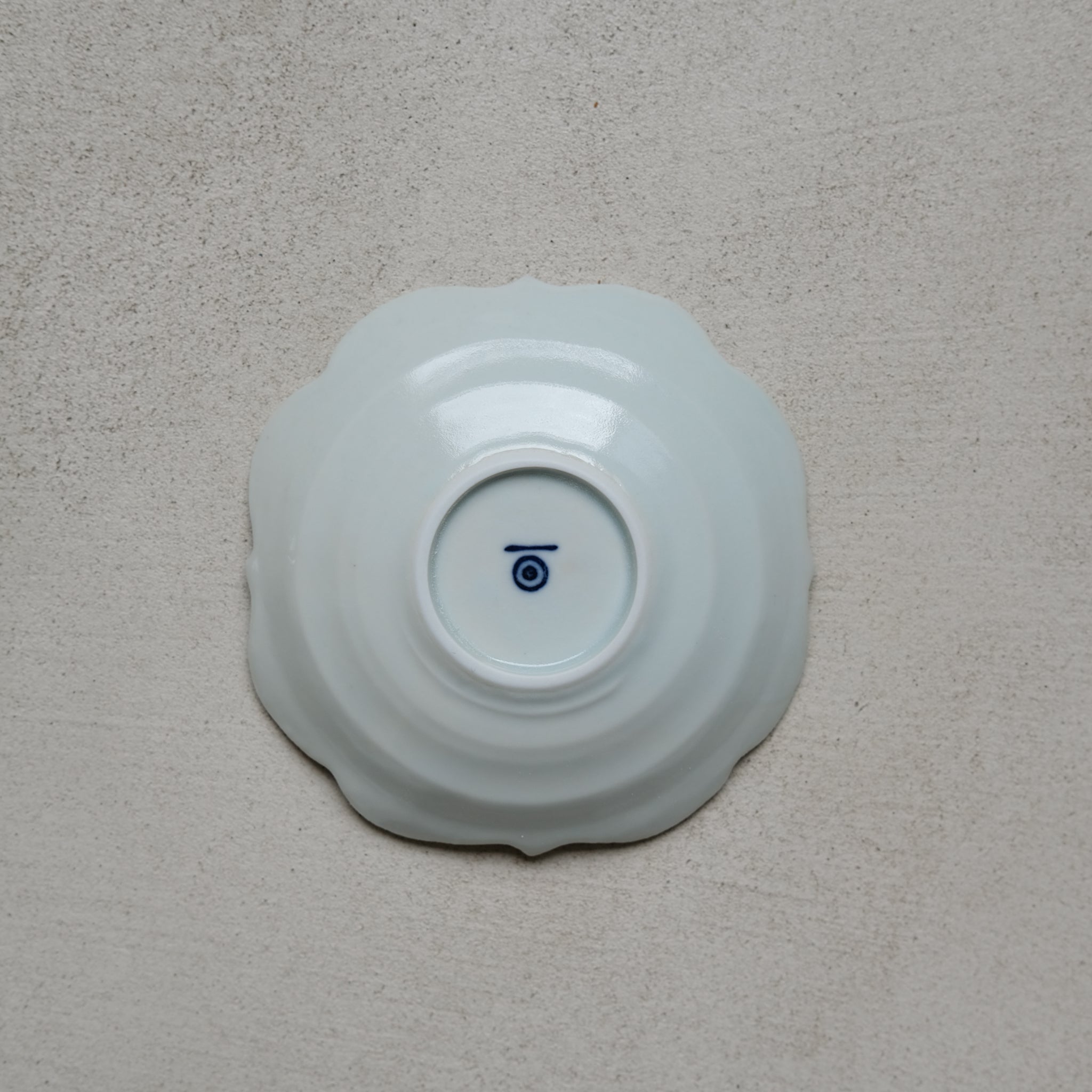 Assiette en porcelaine octogonale D 11cm par Kihara chez Brutal Ceramics