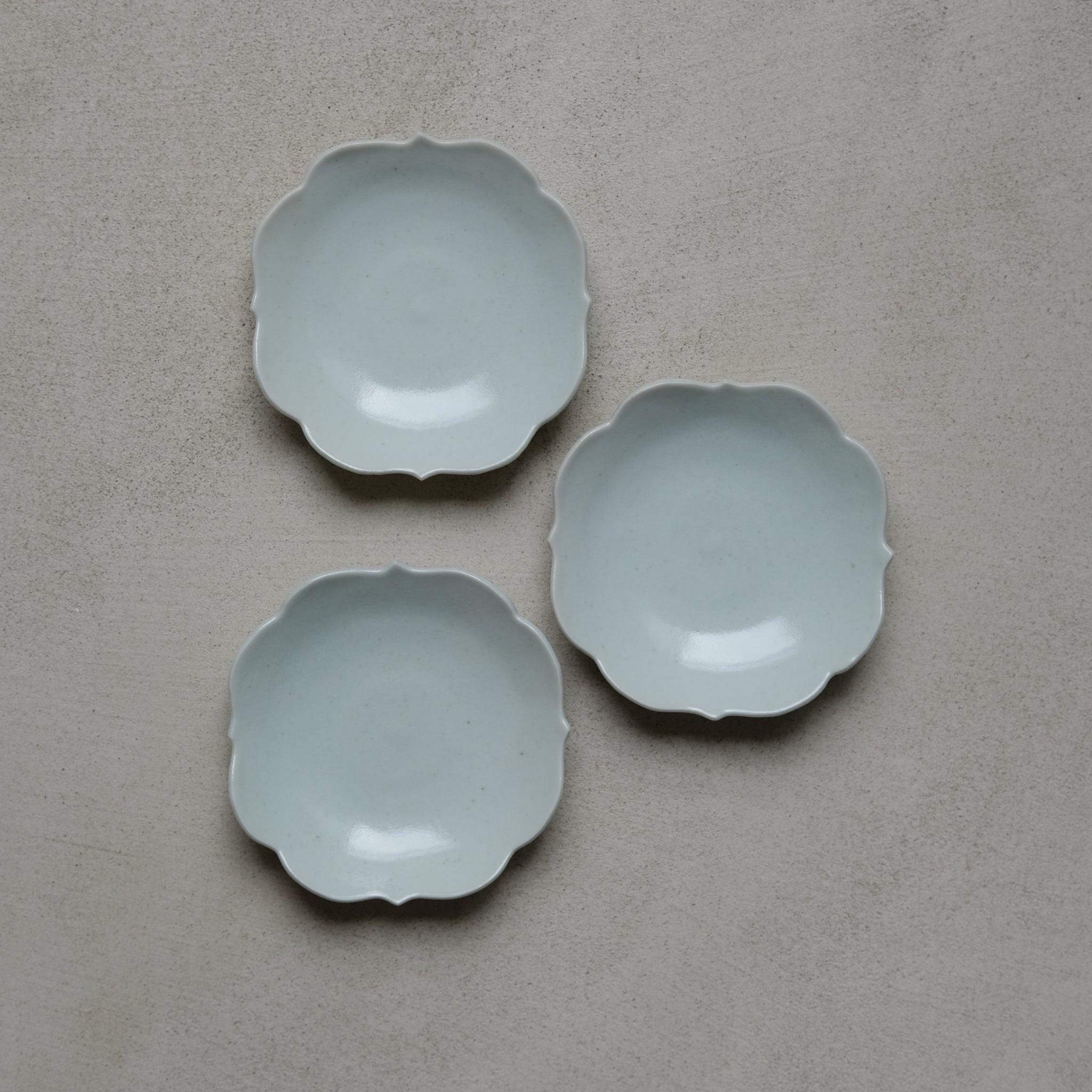 Assiette en porcelaine octogonale D 11cm par Kihara chez Brutal Ceramics