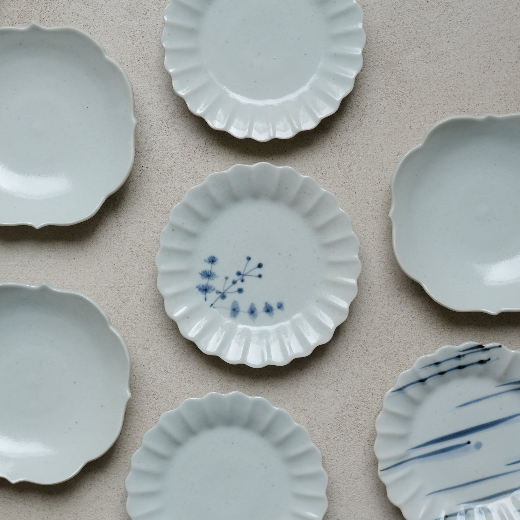 Assiette peinte à la main 'branches" D 11cm Chrysanthème par Kihara chez Brutal Ceramics