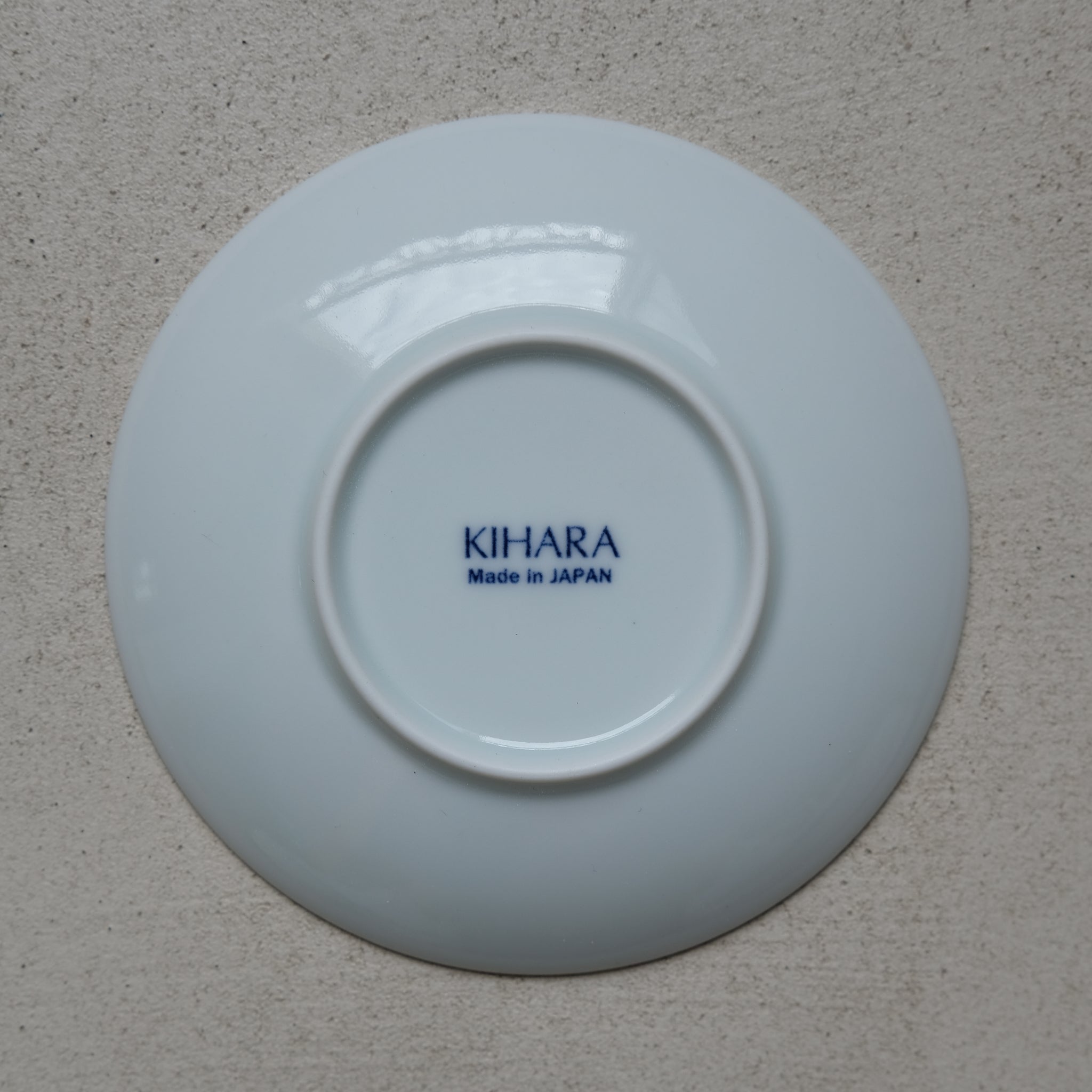 Petite assiette "riz"du fabricant japonais Kihara chez Brutal Ceramics