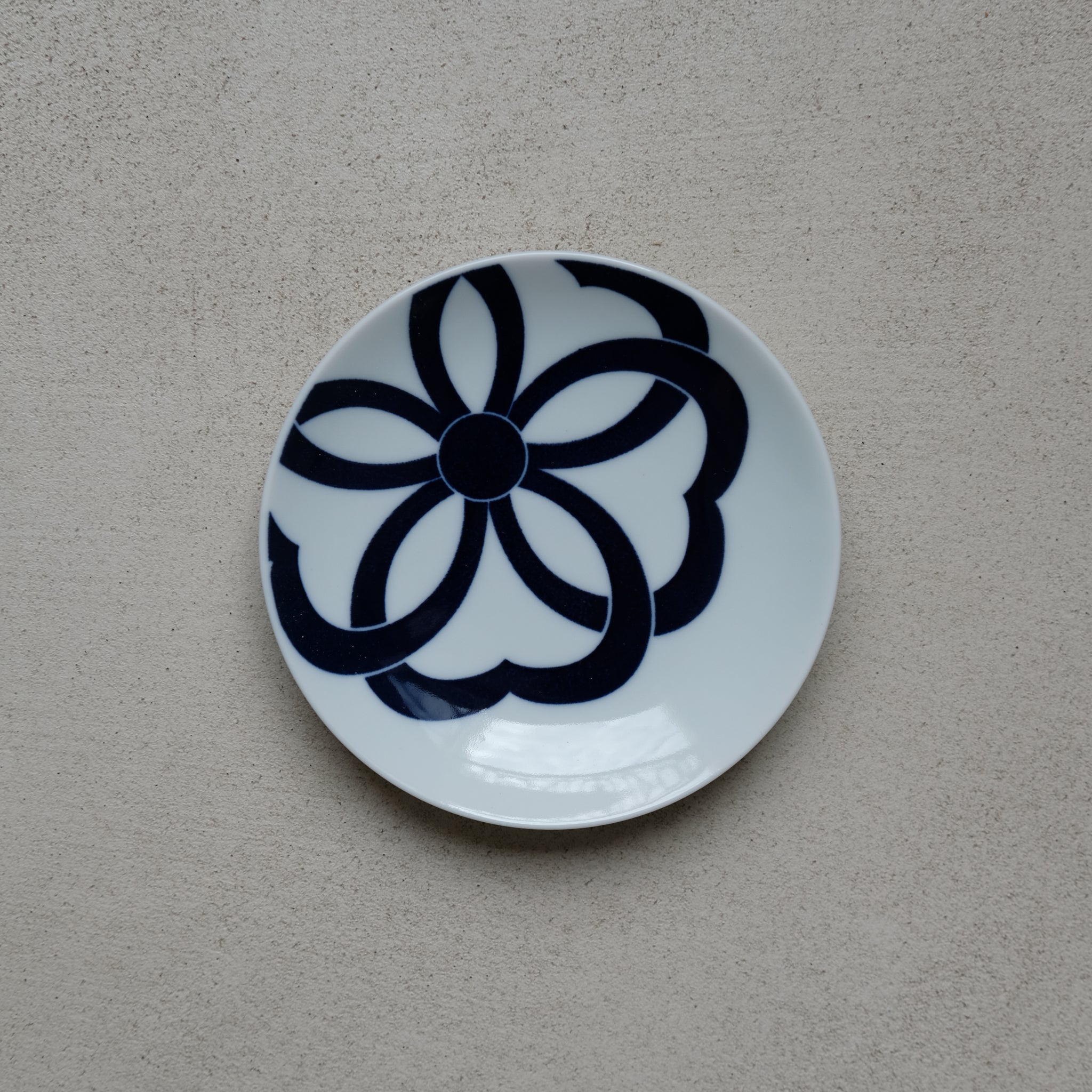 Petite assiette en porcelaine japonaise Kihara avec le motif cerisiers en fleurs sur Brutal Ceramics