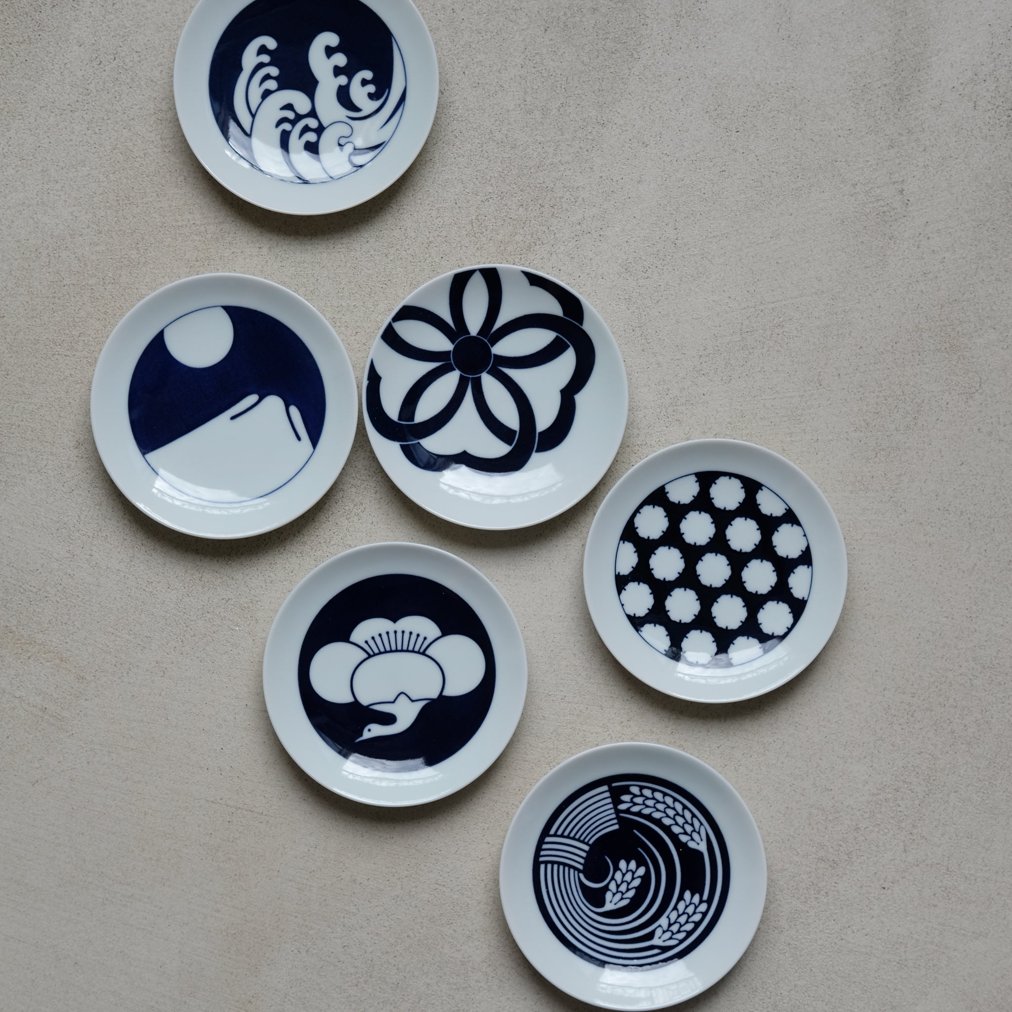 Petite assiette en porcelaine japonaise Kihara avec le motif cerisiers en fleurs sur Brutal Ceramics