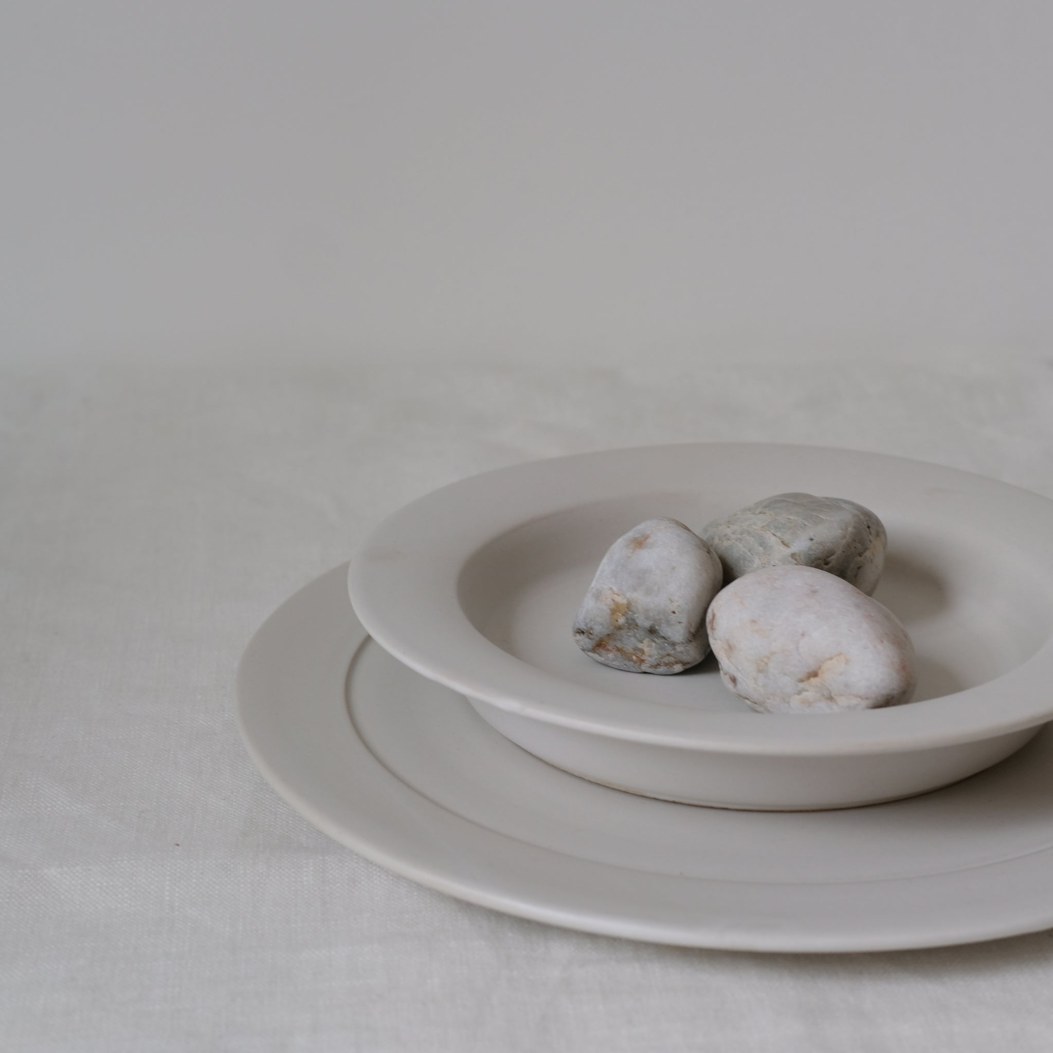Assiette creuse Juha en grès D 20cm -Blanc-Kolektiv DVA chez Brutal Ceramics