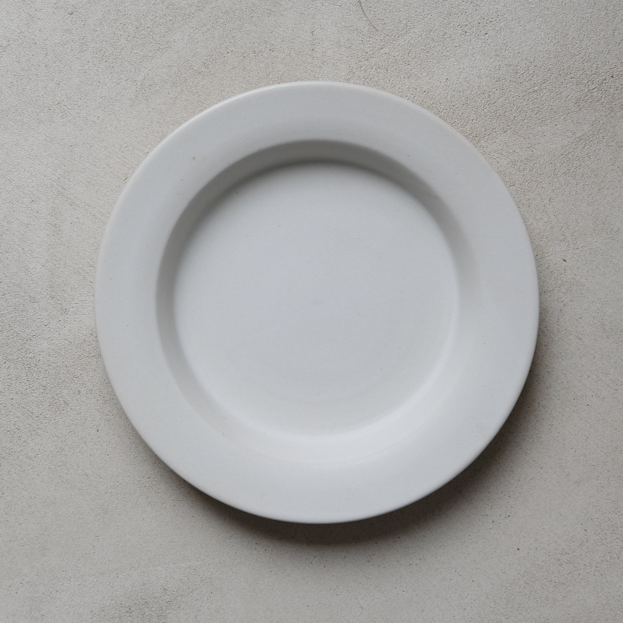 Assiette creuse Juha en grès D 20cm -Blanc-Kolektiv DVA chez Brutal Ceramics