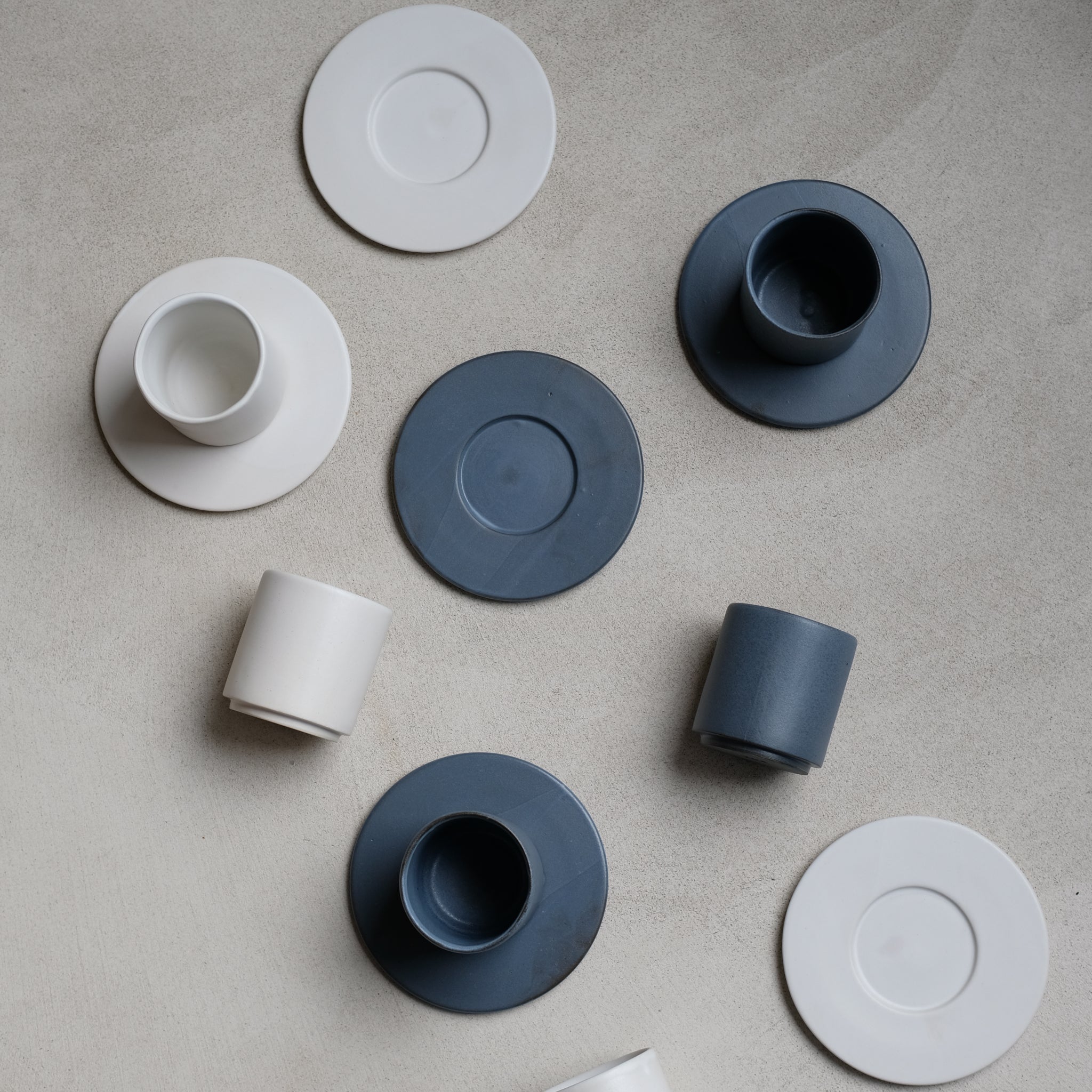 Set à café en grès 100ml - Blanc par Kolektiv DVA chez Brutal Ceramics