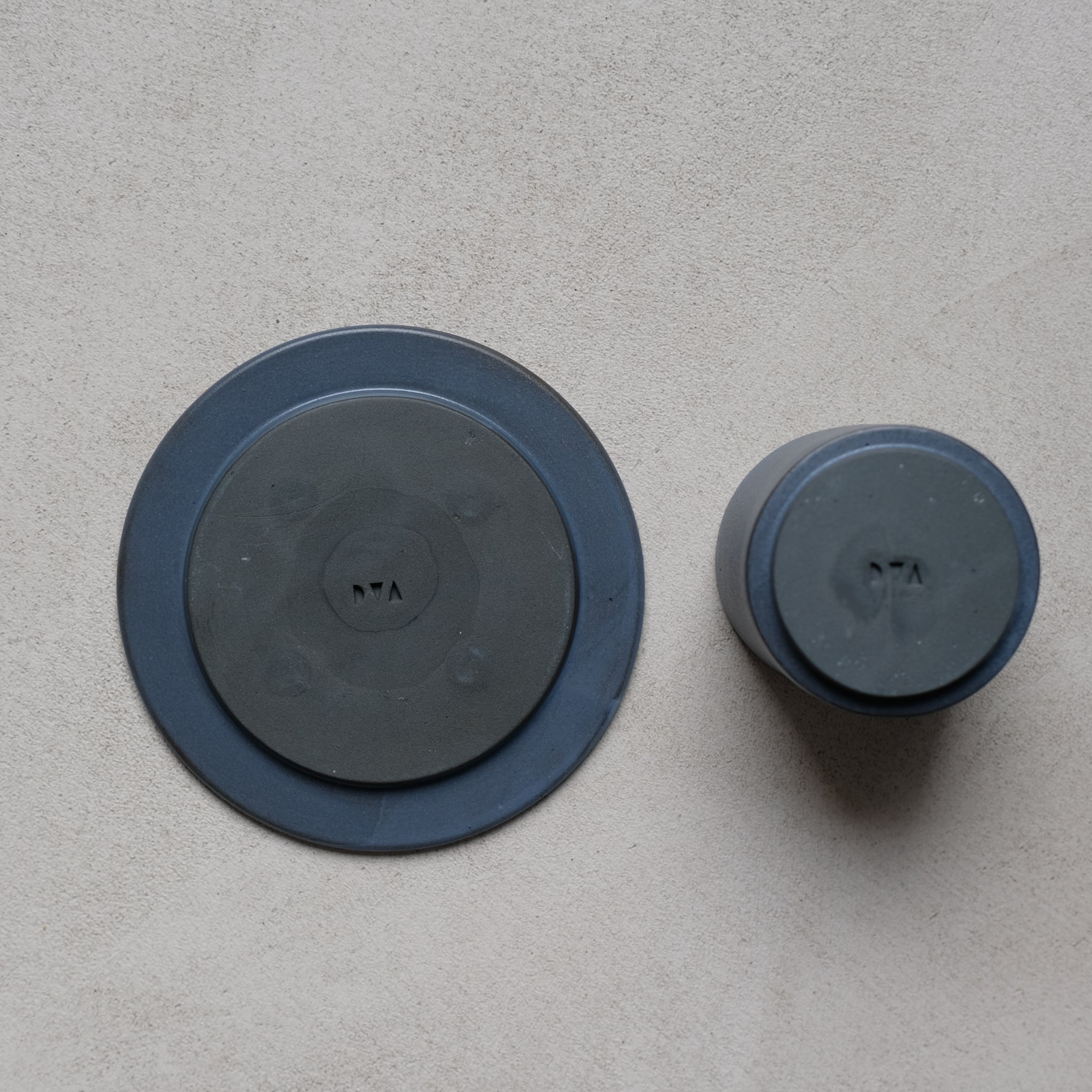 Set à café en grès 100ml - Noir par Kolektiv DVA chez Brutal Ceramics