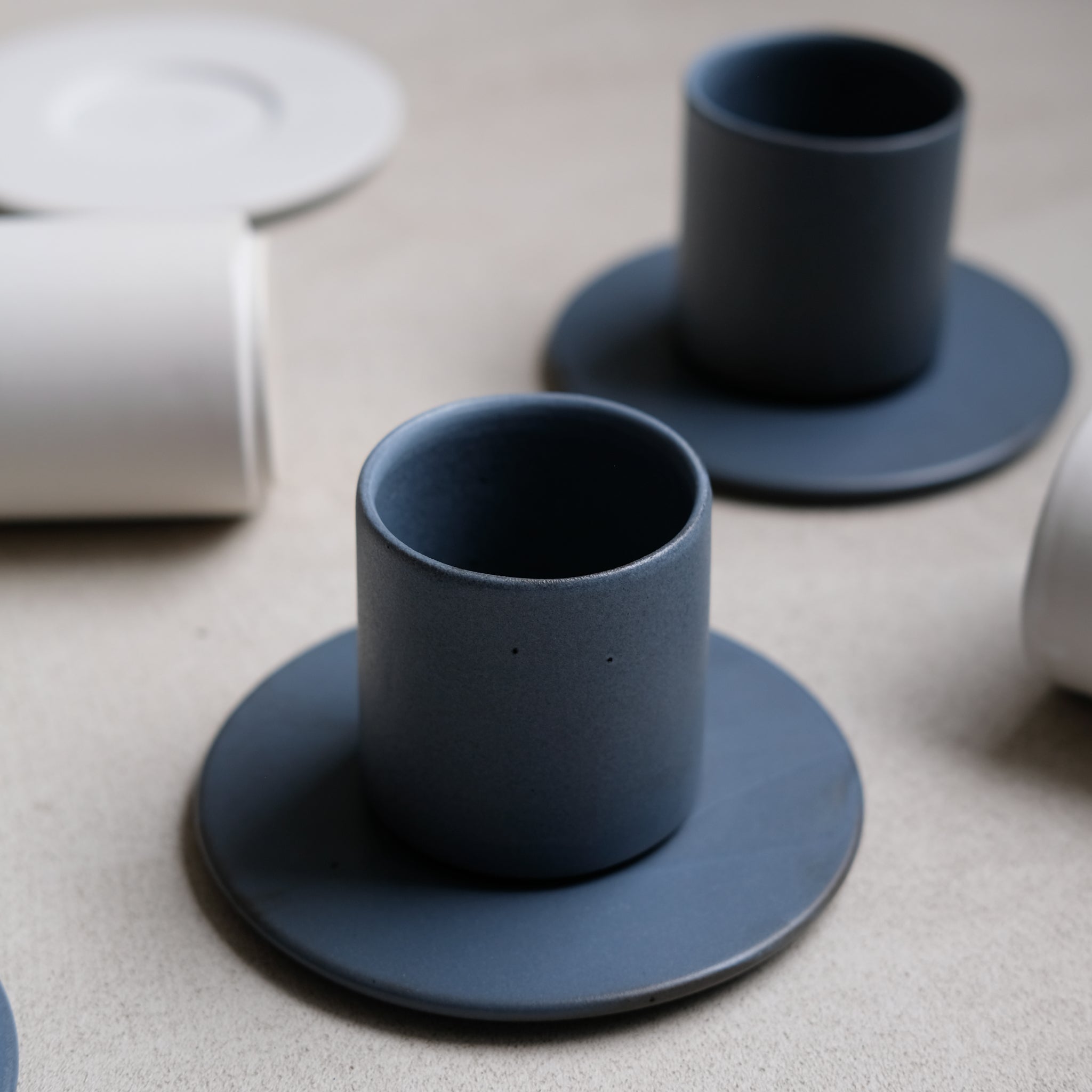 Set à café en grès 100ml - Noir par Kolektiv DVA chez Brutal Ceramics