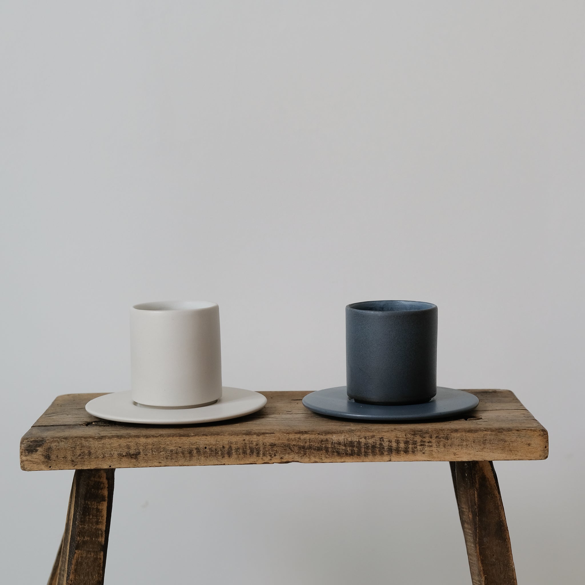 Set à café en grès 100ml - Blanc par Kolektiv DVA chez Brutal Ceramics