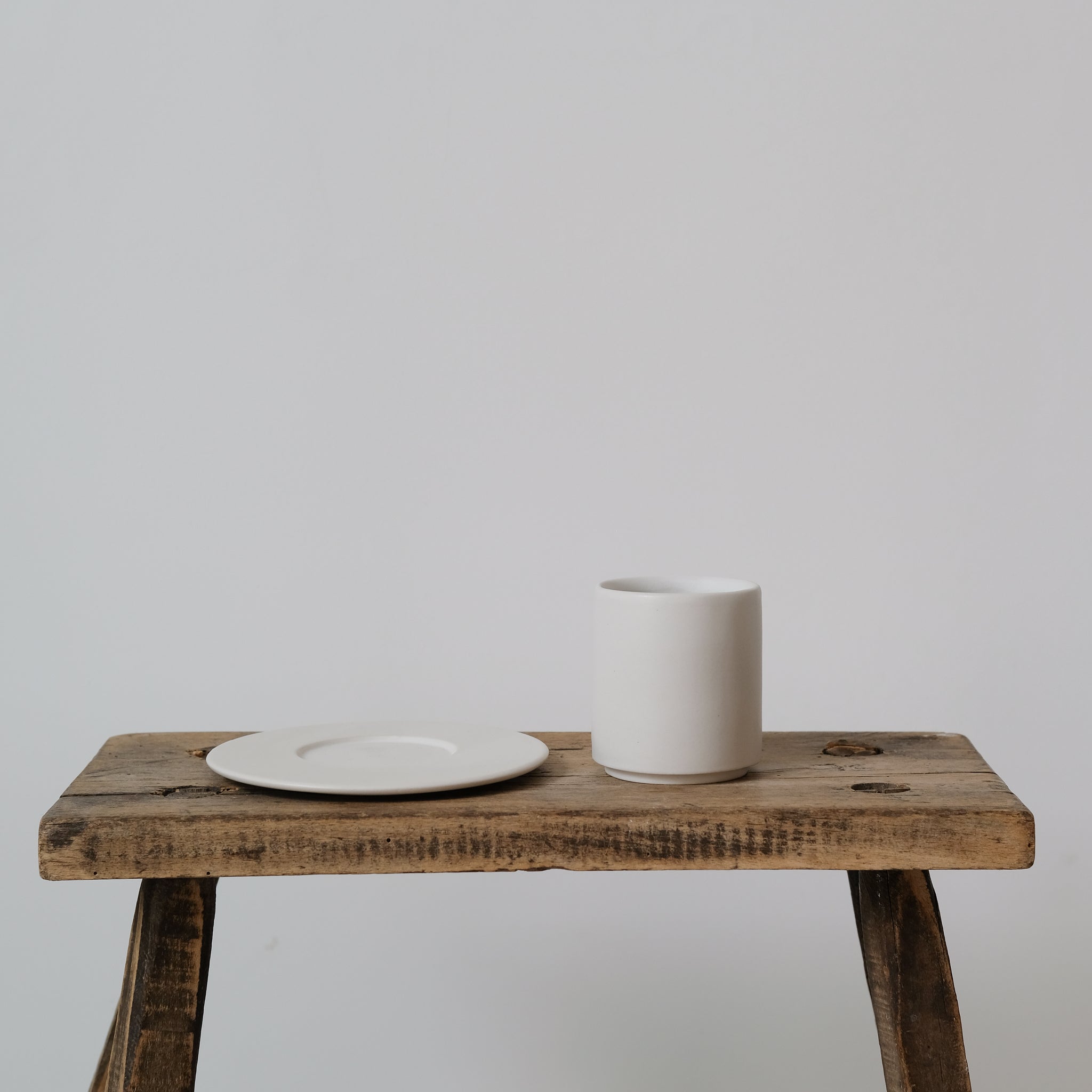 Set à café en grès 100ml - Blanc par Kolektiv DVA chez Brutal Ceramics