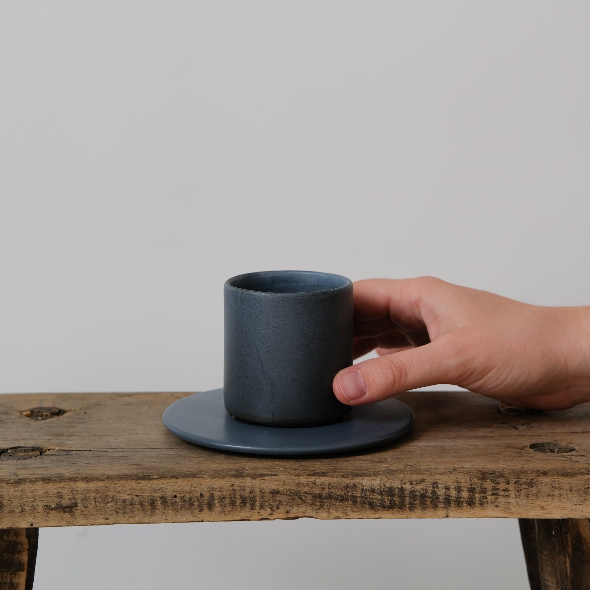 Set à café en grès 100ml - Noir par Kolektiv DVA chez Brutal Ceramics