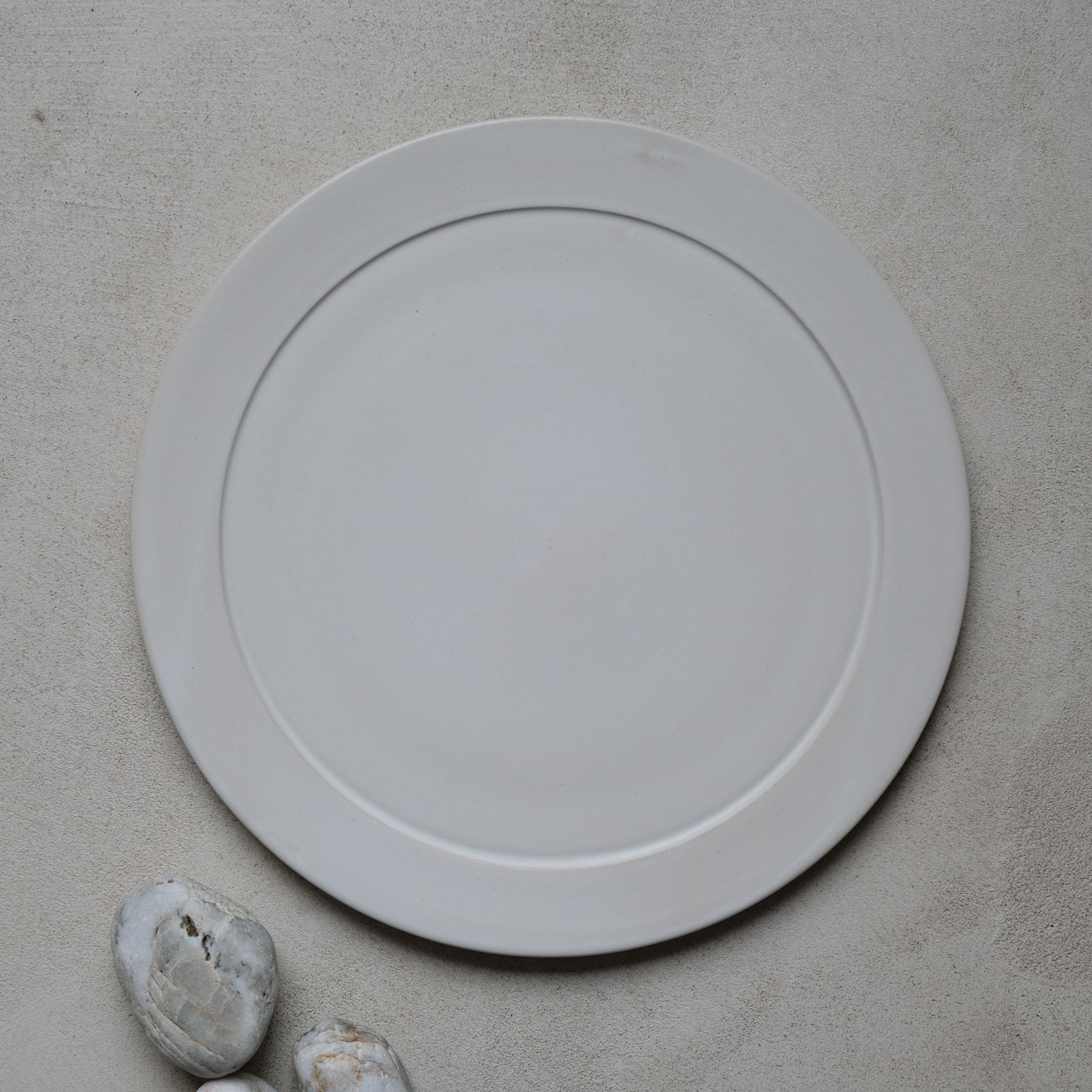 Assiette Kapo en grès D 26cm - Blanc par Kolektiv DVA chez Brutal Ceramics