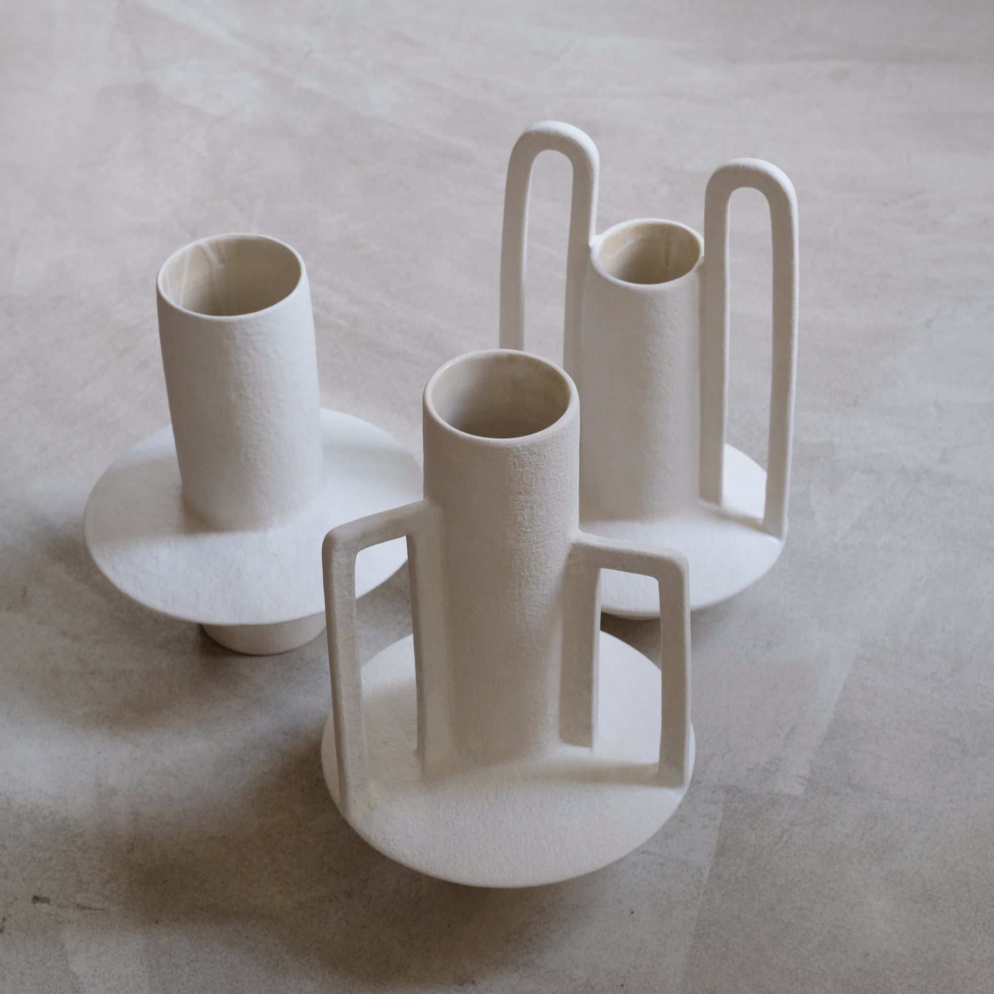 Vase en gres 072- H36 cm de Lovebuch chez Brutal Ceramics