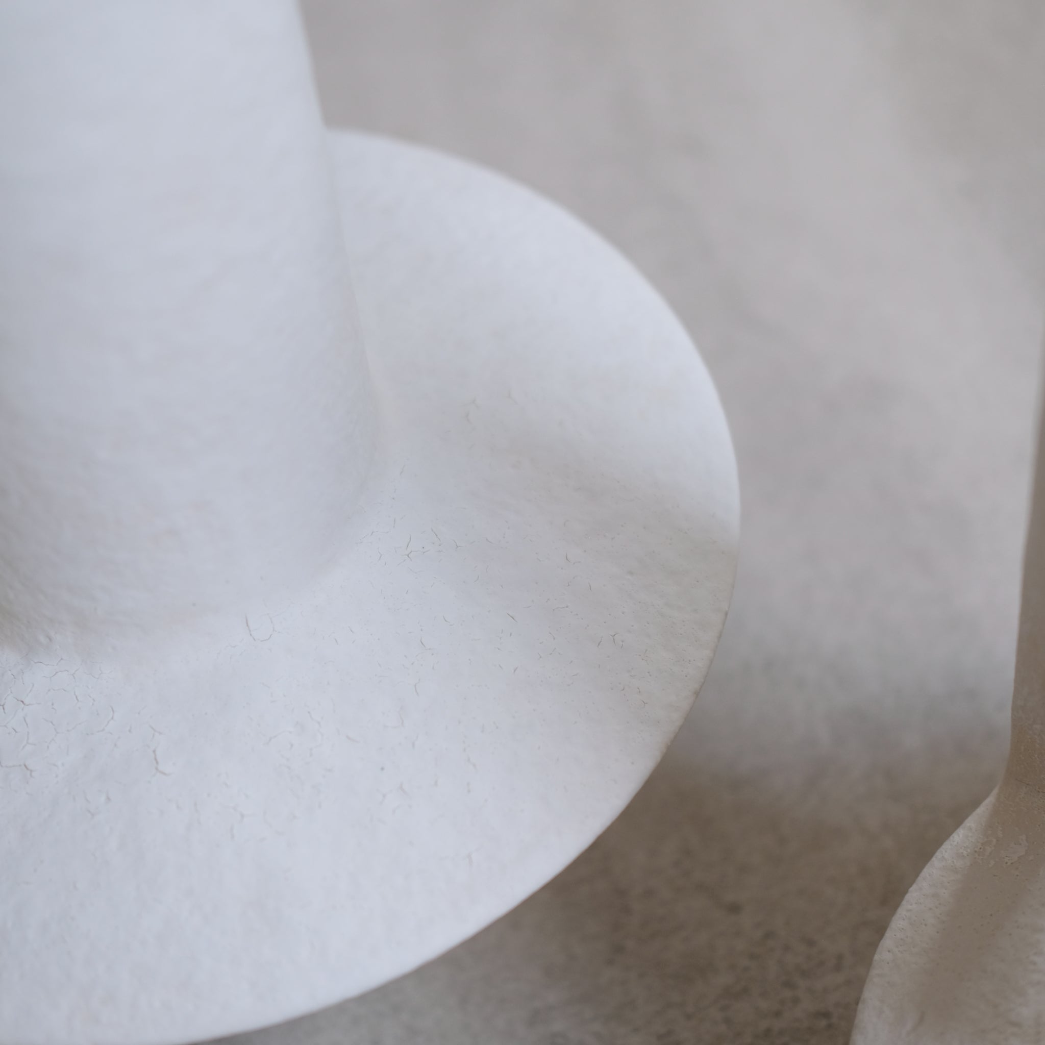 Vase en gres 070- H30 cm de Lovebuch chez Brutal Ceramics