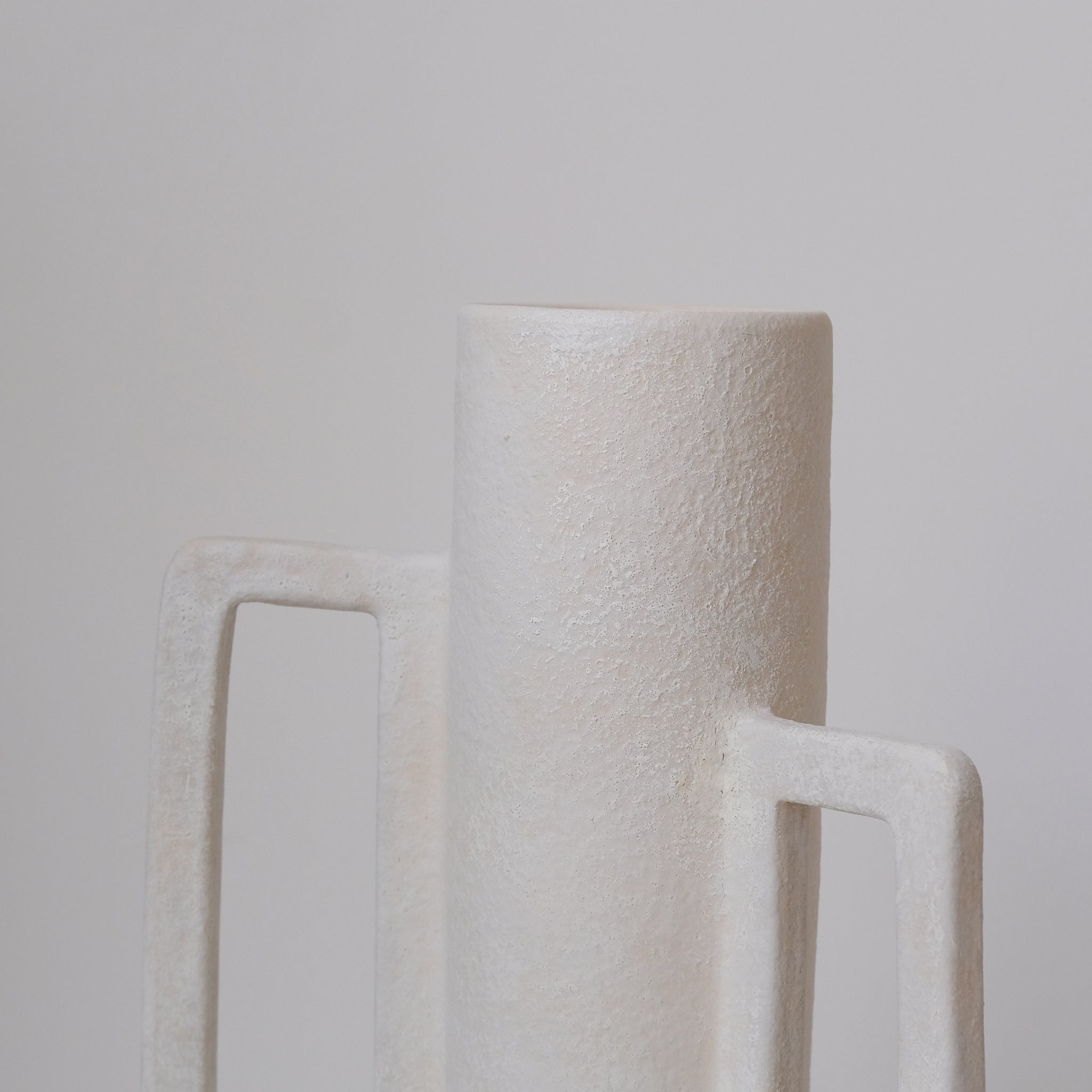Vase en gres 071- H34 cm de Lovebuch chez Brutal Ceramics