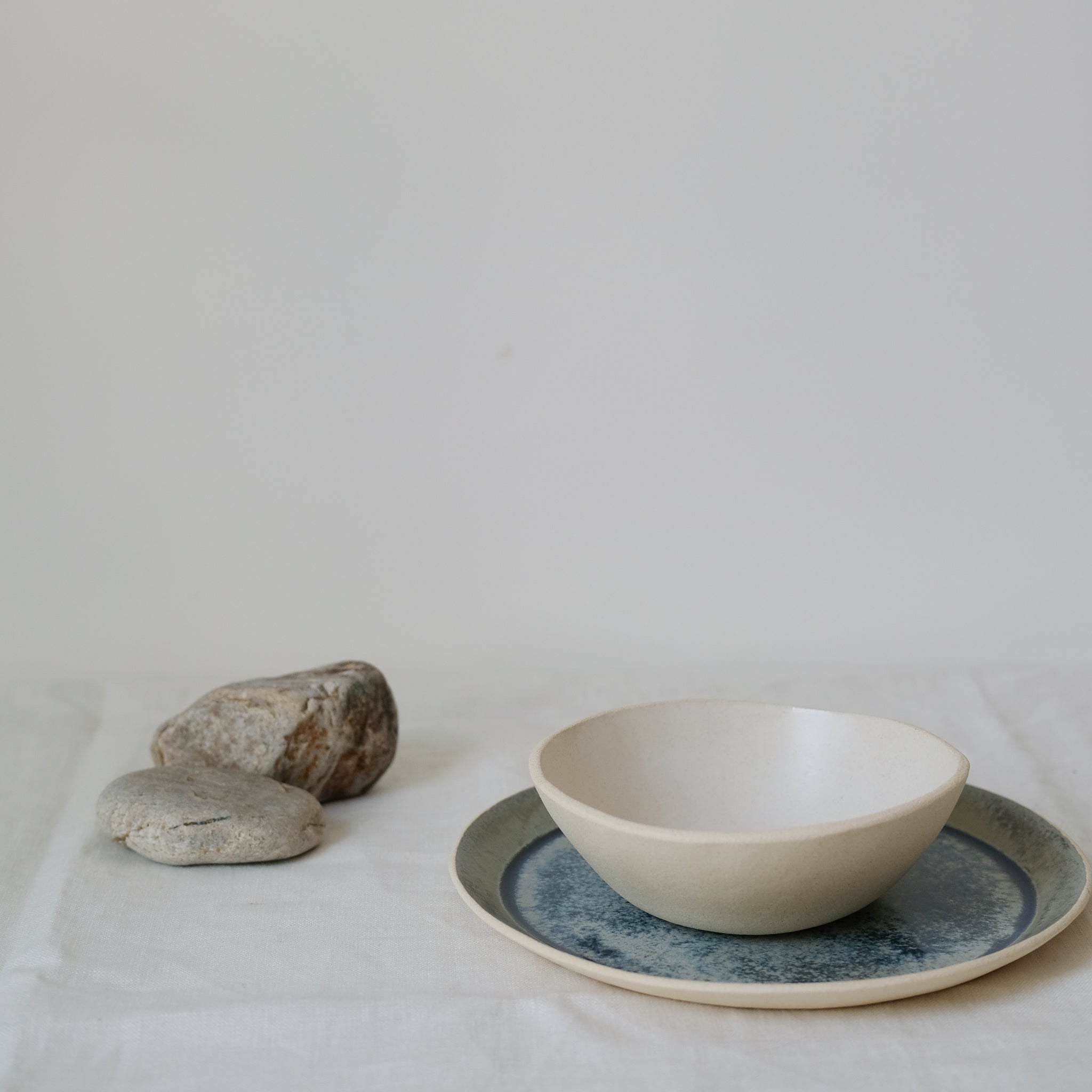 Assiette lagon en grès par Lucie Faucon chez Brutal Ceramics