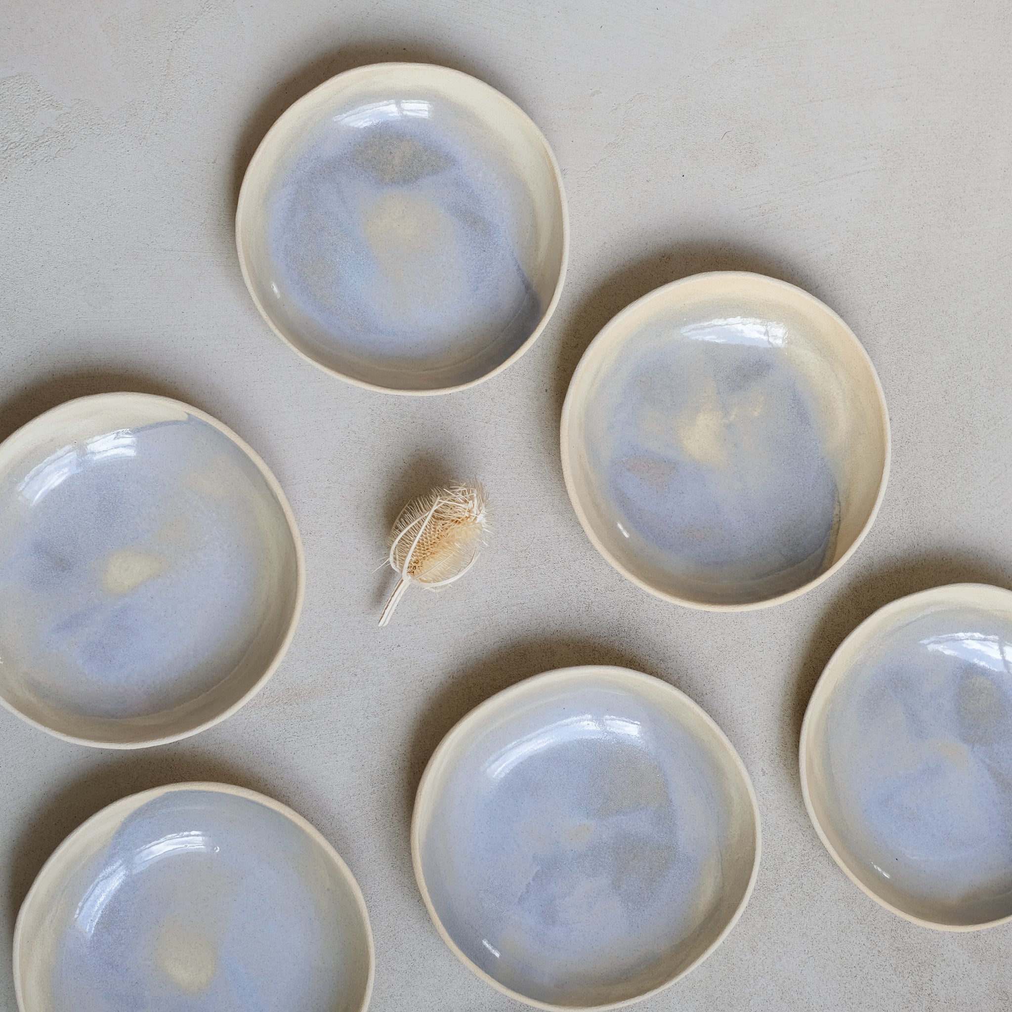 Assiette creuse lavande par Lucie Faucon chez Brutal Ceramics