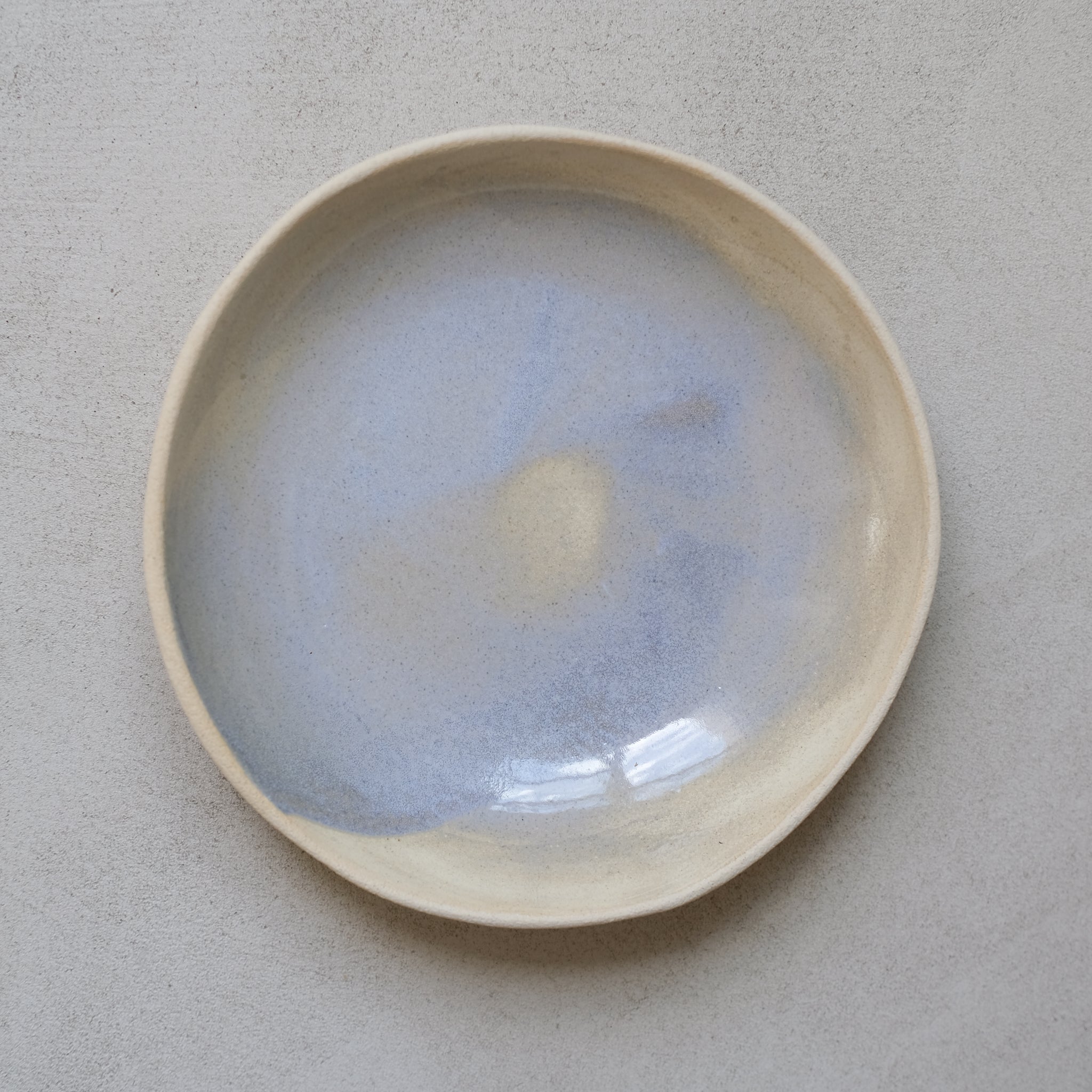 Assiette creuse lavande par Lucie Faucon chez Brutal Ceramics