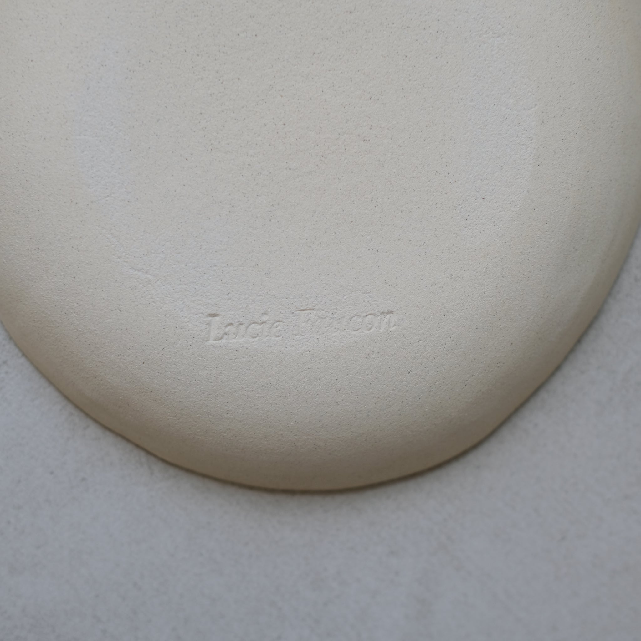 Assiette creuse lavande par Lucie Faucon chez Brutal Ceramics