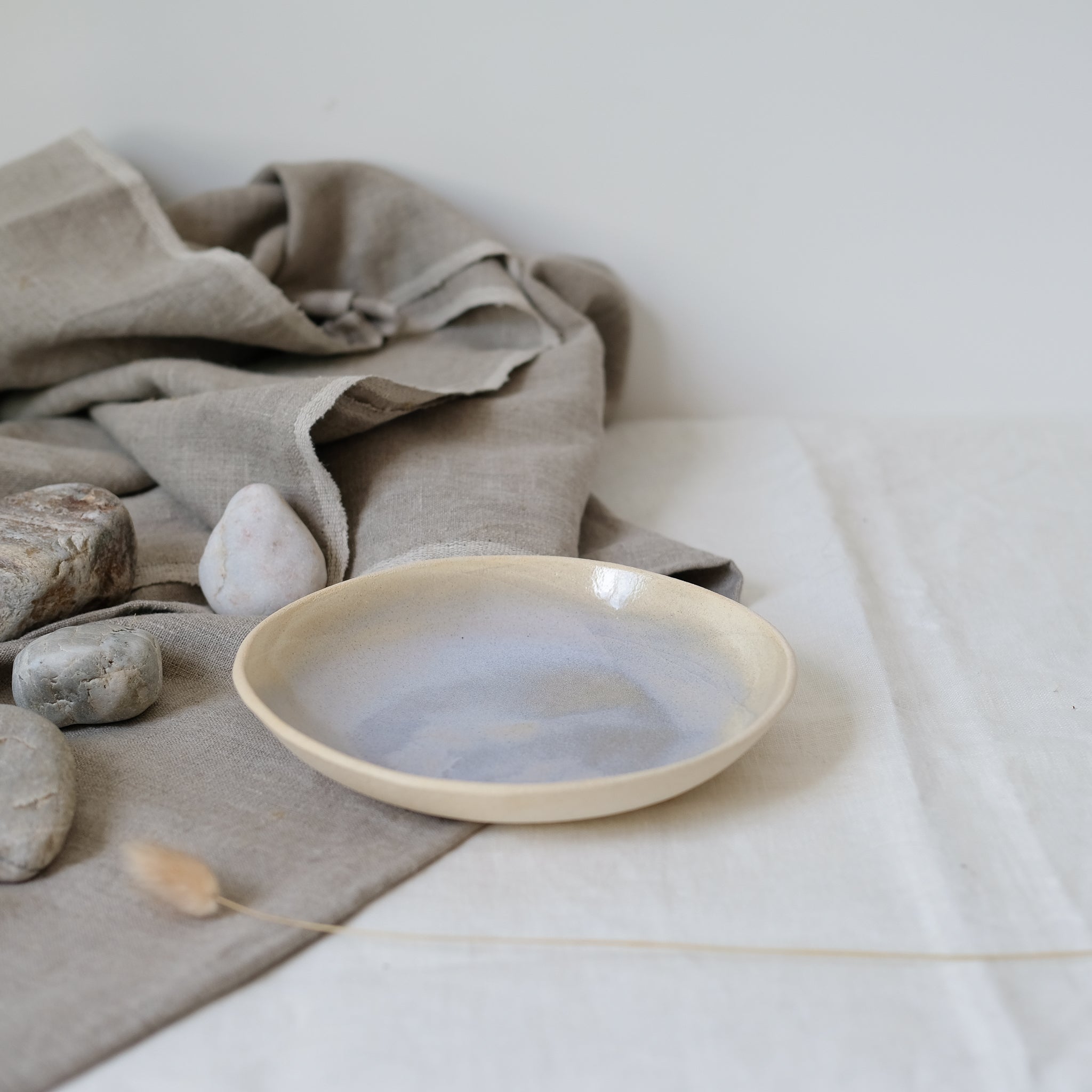 Assiette creuse lavande par Lucie Faucon chez Brutal Ceramics