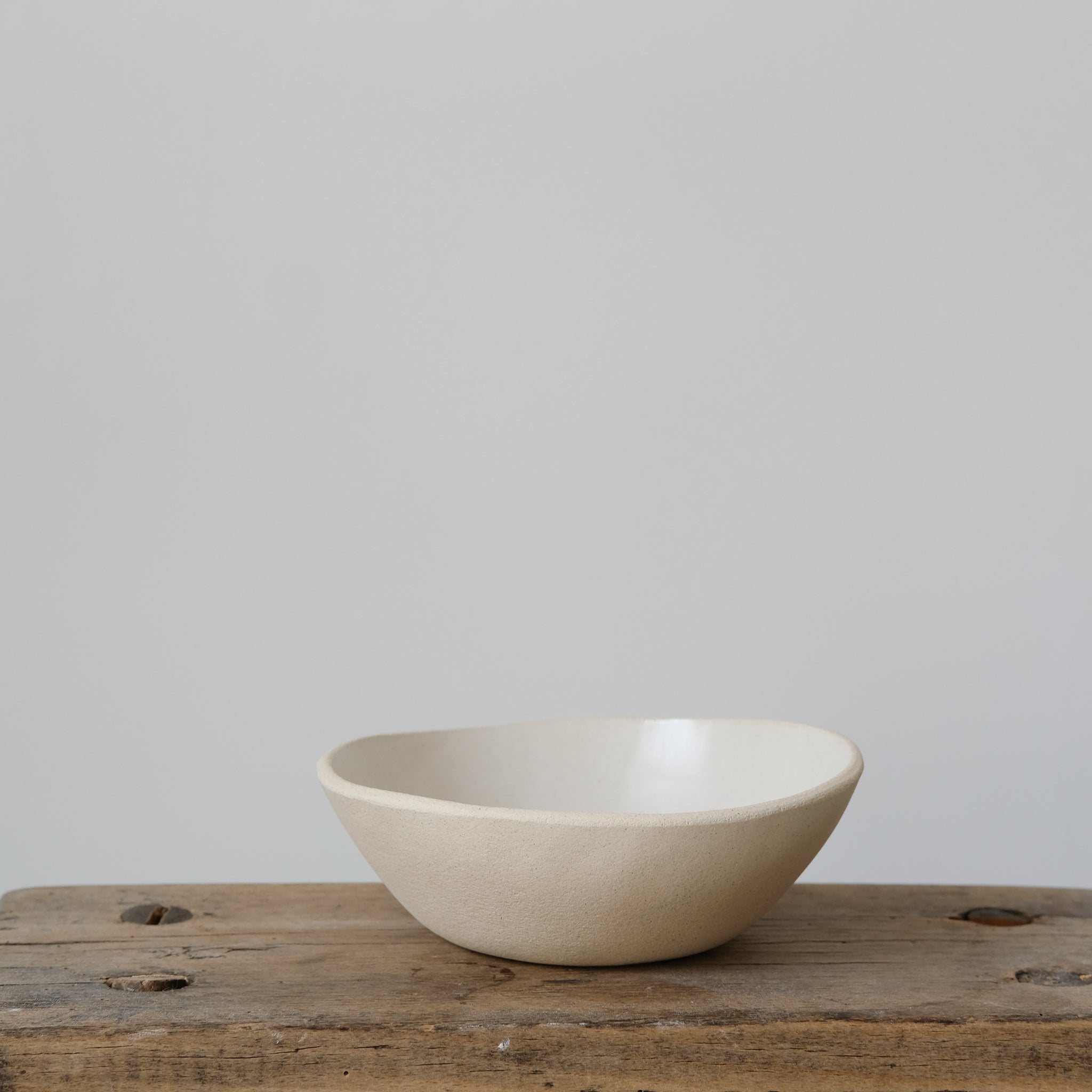 Bol en grès blanc mat par Lucie Faucon chez Brutal Ceramics