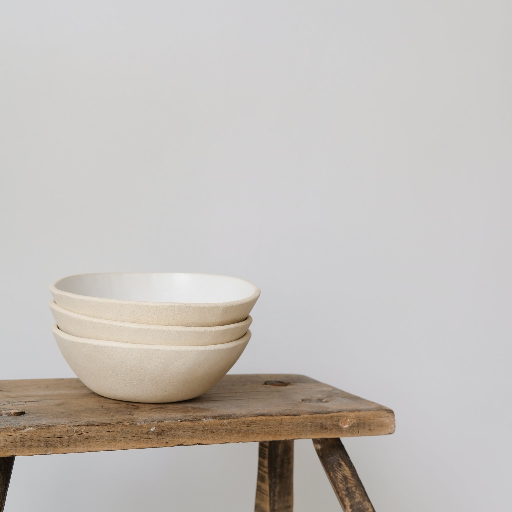 Bol en grès blanc mat par Lucie Faucon chez Brutal Ceramics