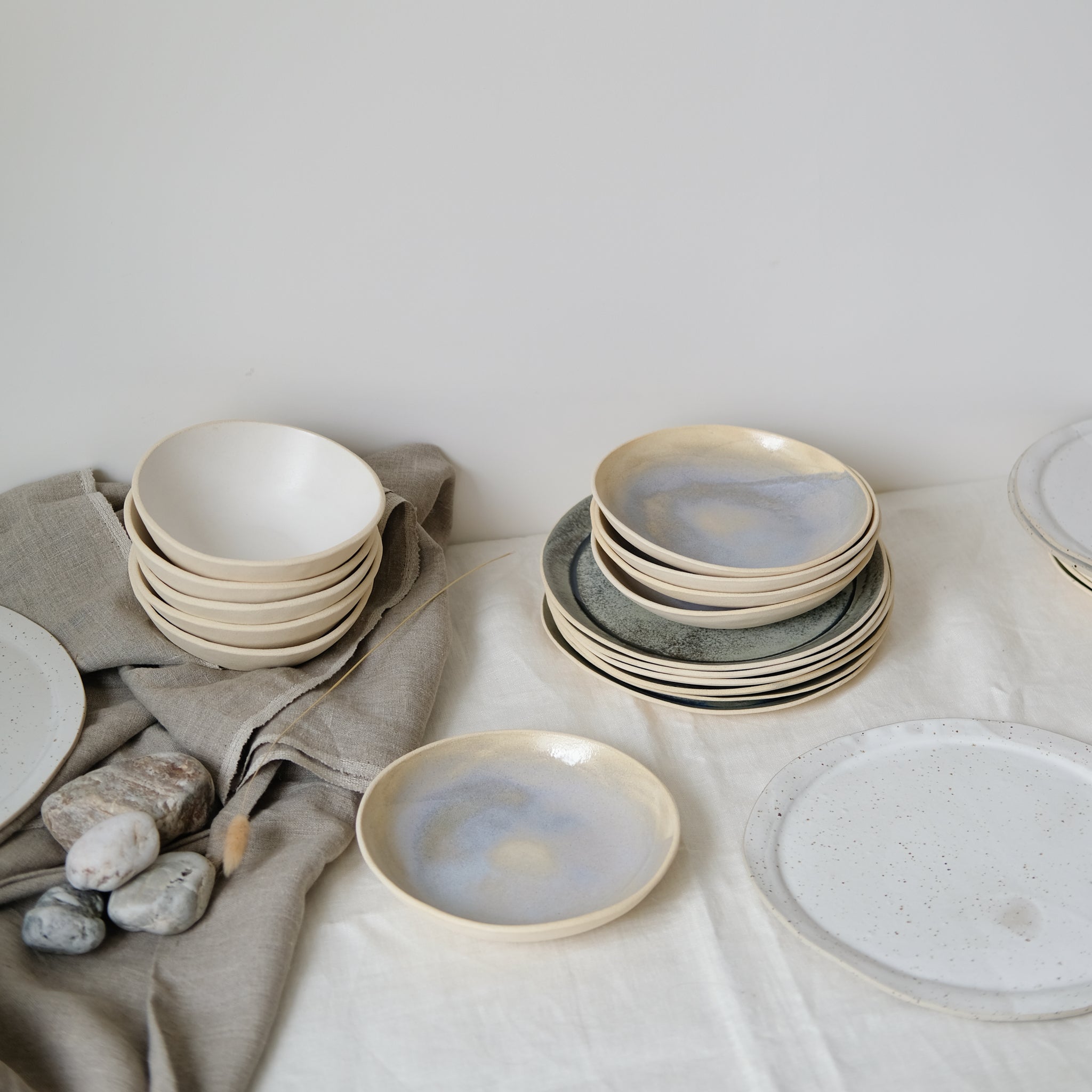 Grande assiette en grès blanc moucheté par Lucie Faucon chez Brutal Ceramics