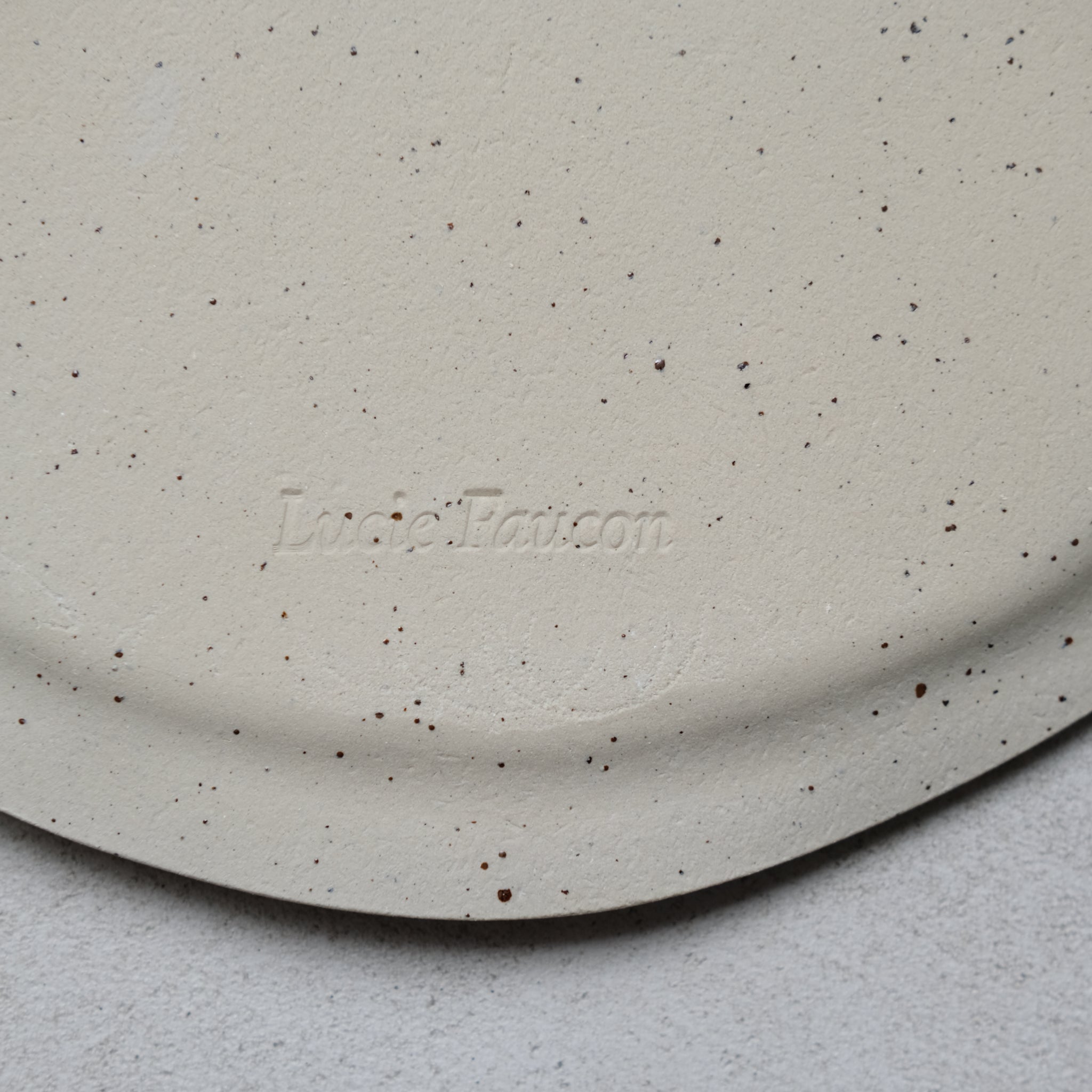 Grande assiette en grès blanc moucheté par Lucie Faucon chez Brutal Ceramics