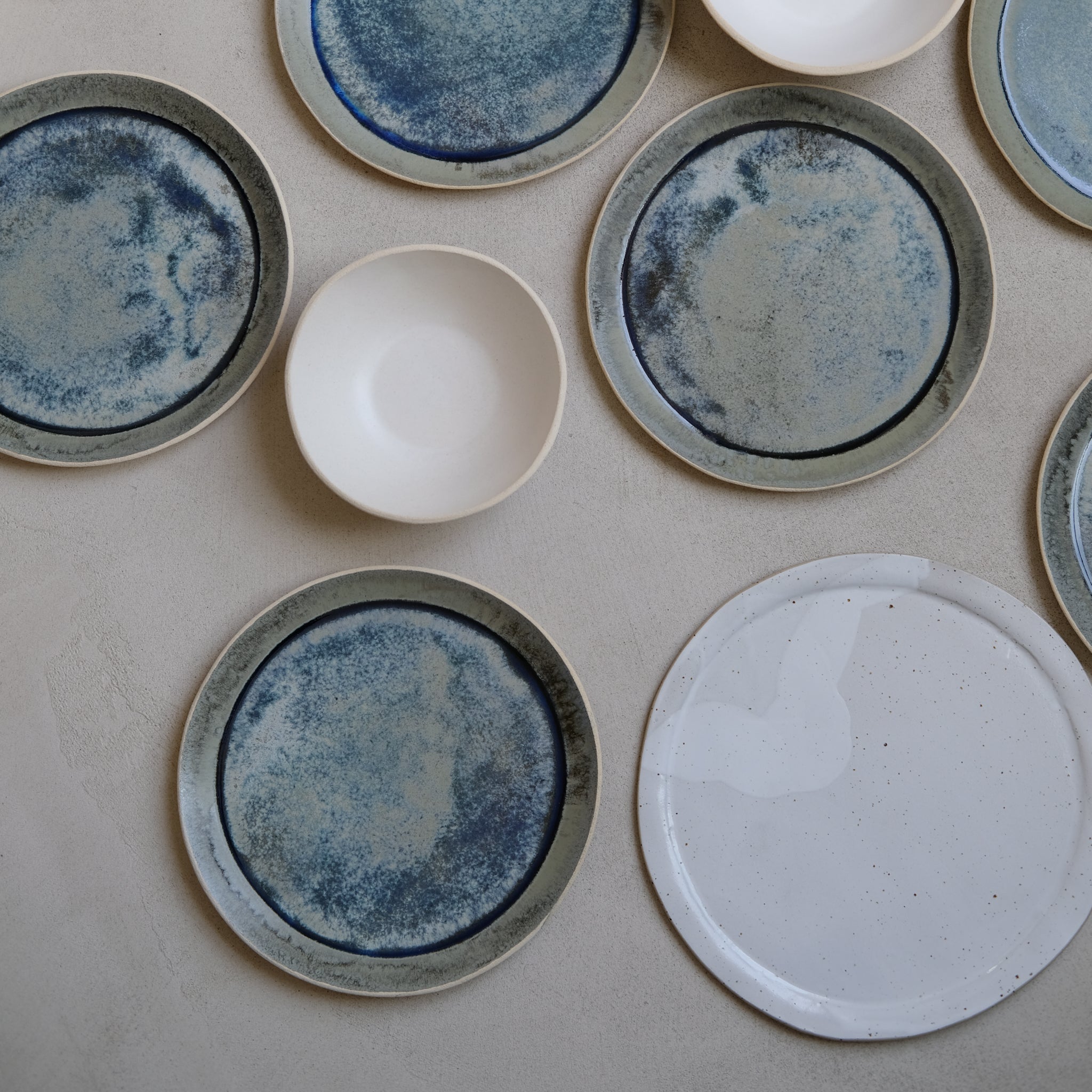 Grande assiette en grès blanc moucheté par Lucie Faucon chez Brutal CeramicsGrande assiette en grès blanc moucheté par Lucie Faucon chez Brutal Ceramics